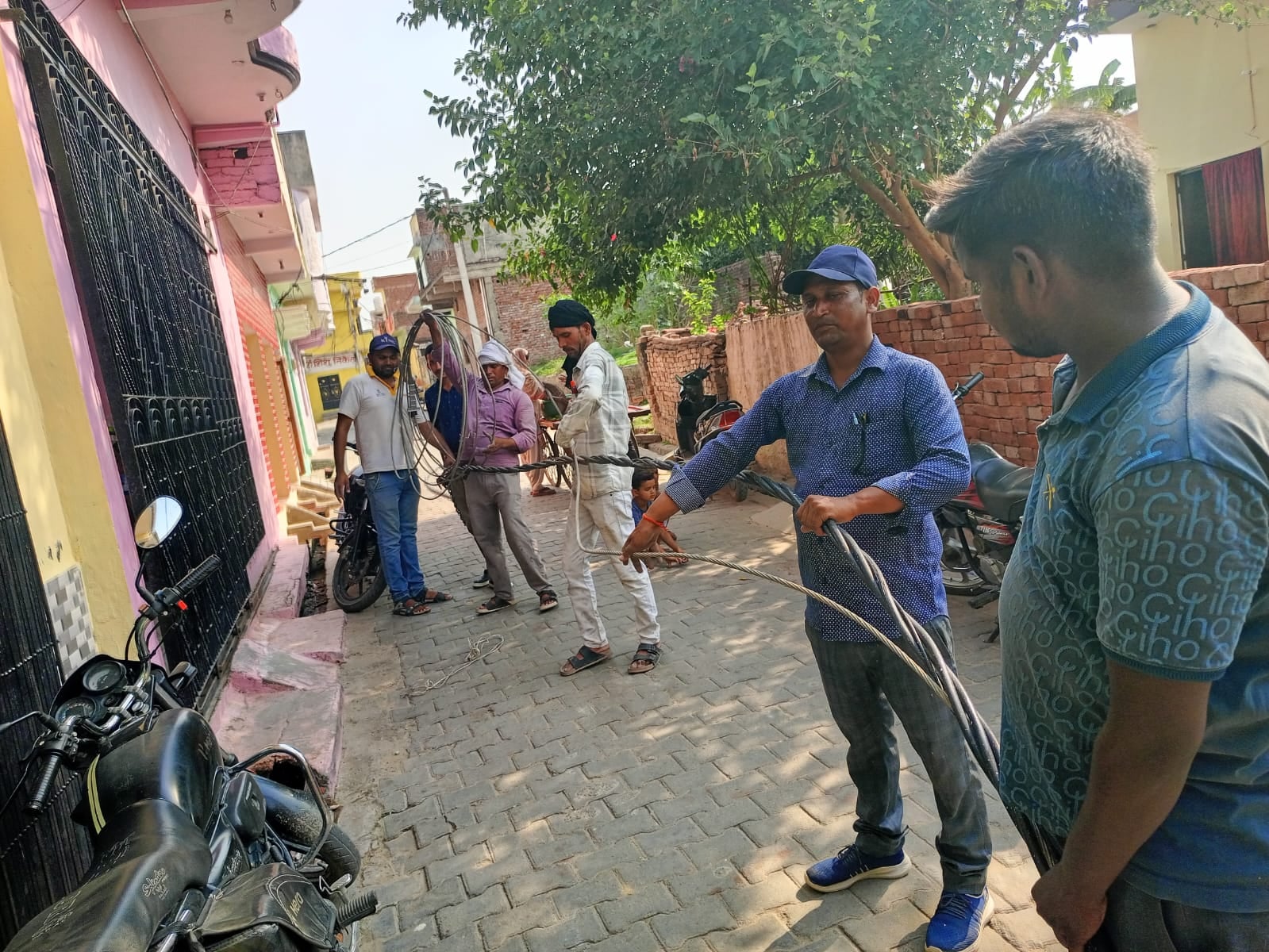 जलालाबाद में विद्युत निगम के अधिकारियों के साथ बैठक करते विधायक हरिप्रकाश वर्मा। संवाद जलालाबाद में विद्युत निगम के अधिकारियों के साथ बैठक करते विधायक हरिप्रकाश वर्मा। संवाद