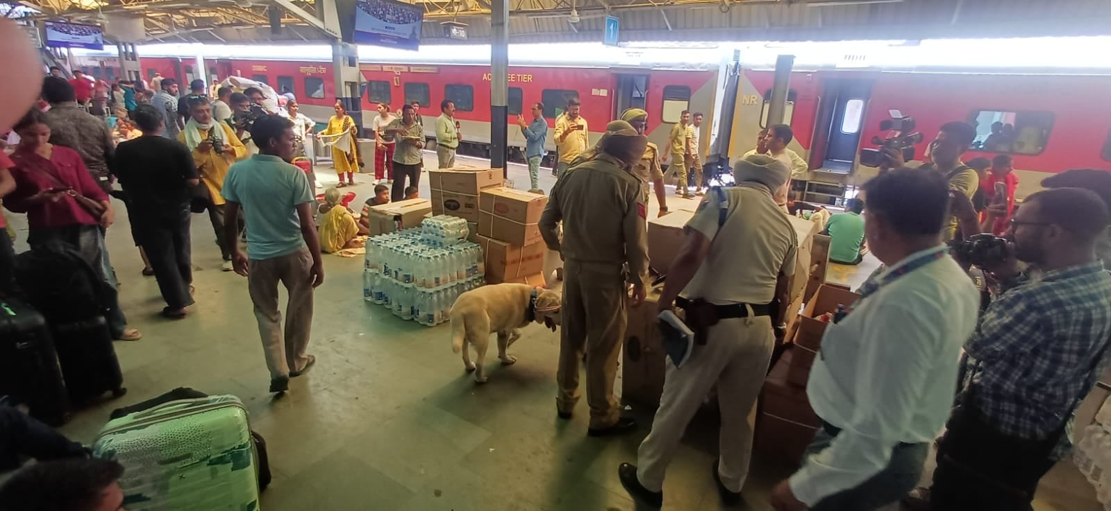 जम्मू रेलवे स्टेशन के प्लेटफार्म नंबर एक पर यात्रियों के सामान की जांच करते आरपीएफ व जीआरपी के जम्मू रेलवे स्टेशन के प्लेटफार्म नंबर एक पर यात्रियों के सामान की जांच करते आरपीएफ व जीआरपी के