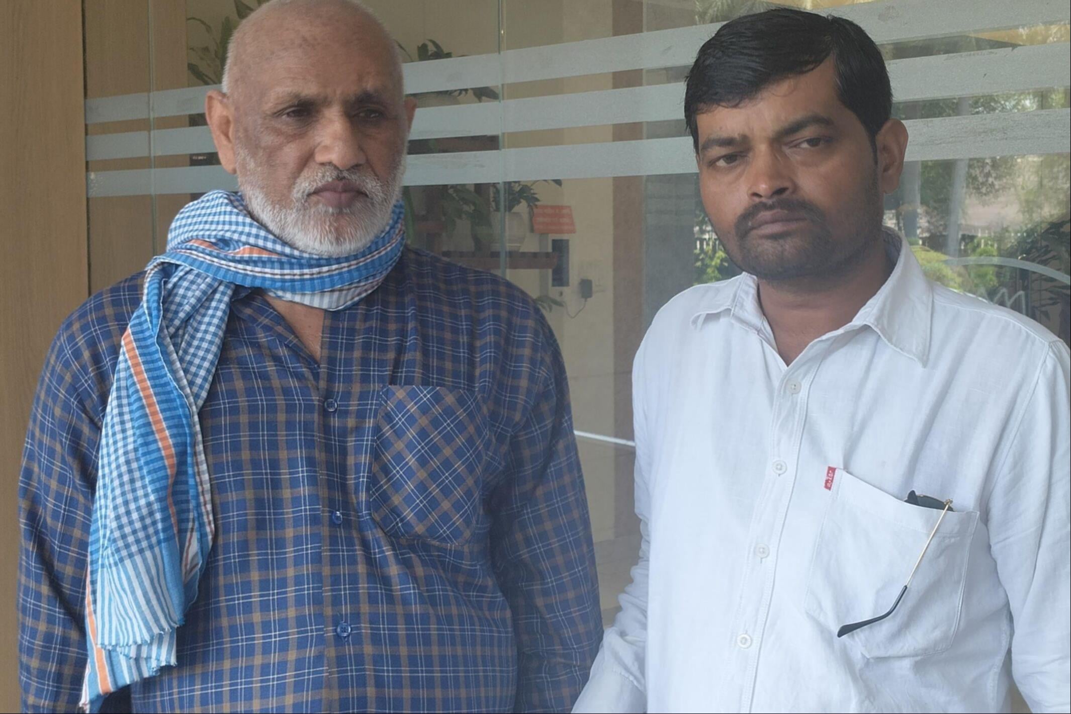 जनता अदालत में पड़ोसी के साथ पहुंचे मेहरबान अली। जनता अदालत में पड़ोसी के साथ पहुंचे मेहरबान अली।