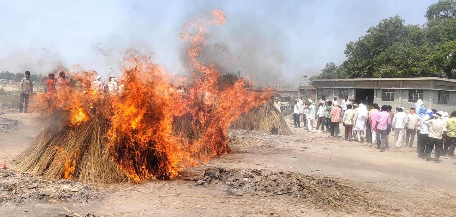 कछला में शवयात्रा के साथ मौजूद पुलिस कर्मी। संवाद कछला में शवयात्रा के साथ मौजूद पुलिस कर्मी। संवाद