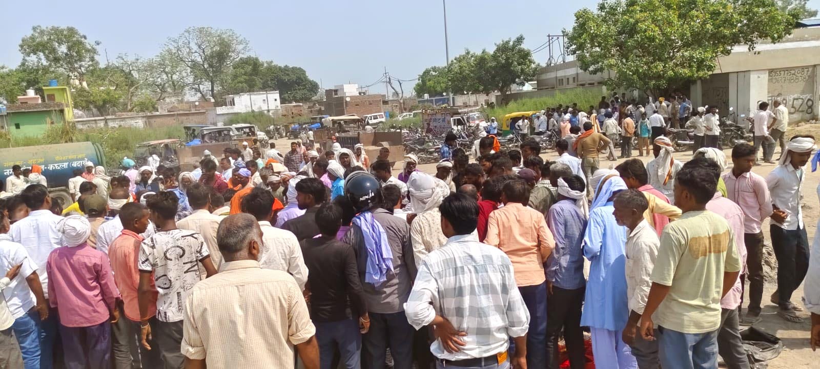 कछला में शवयात्रा के साथ मौजूद पुलिस कर्मी। संवाद कछला में शवयात्रा के साथ मौजूद पुलिस कर्मी। संवाद