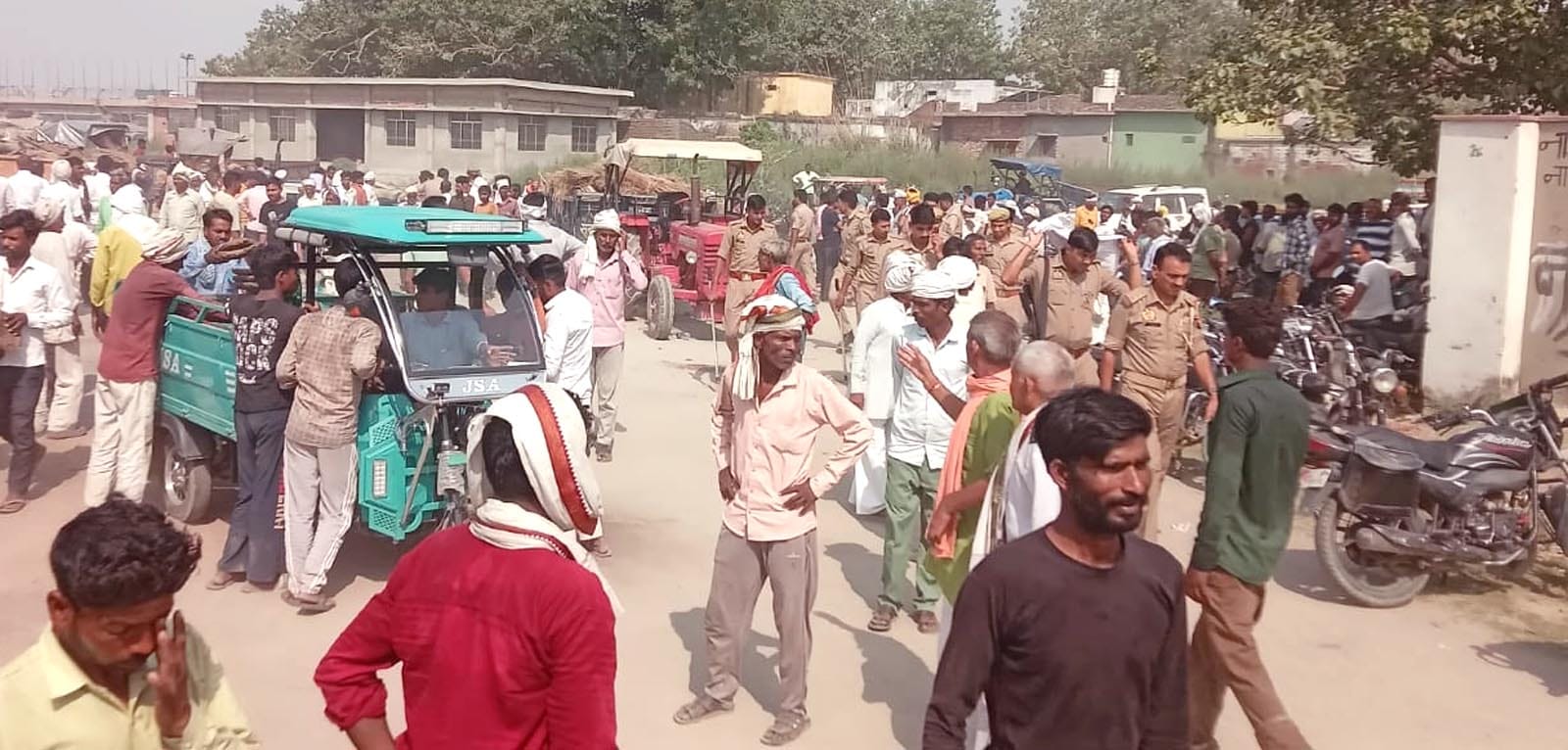 कछला में शवयात्रा के साथ मौजूद पुलिस कर्मी। संवाद कछला में शवयात्रा के साथ मौजूद पुलिस कर्मी। संवाद