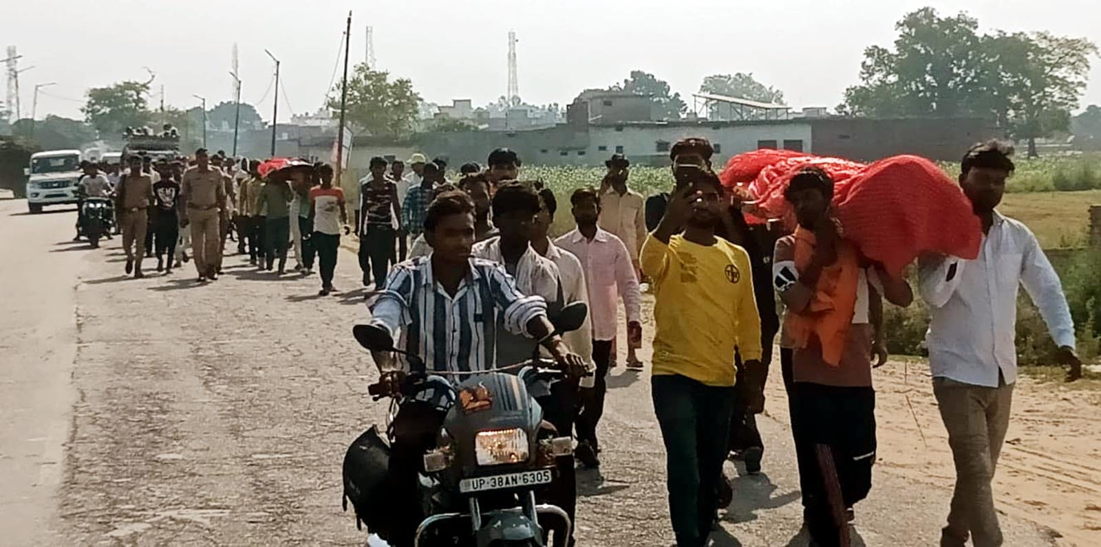 कछला में शवयात्रा के साथ मौजूद पुलिस कर्मी। संवाद कछला में शवयात्रा के साथ मौजूद पुलिस कर्मी। संवाद