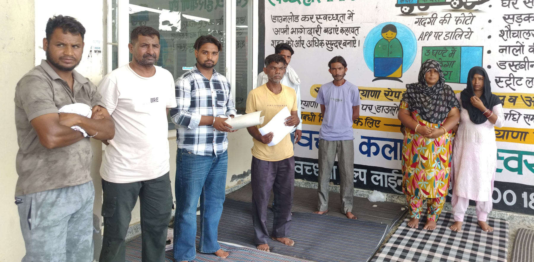 कलायत नगर पालिका में प्रदर्शन करते पार्कों के कर्मी