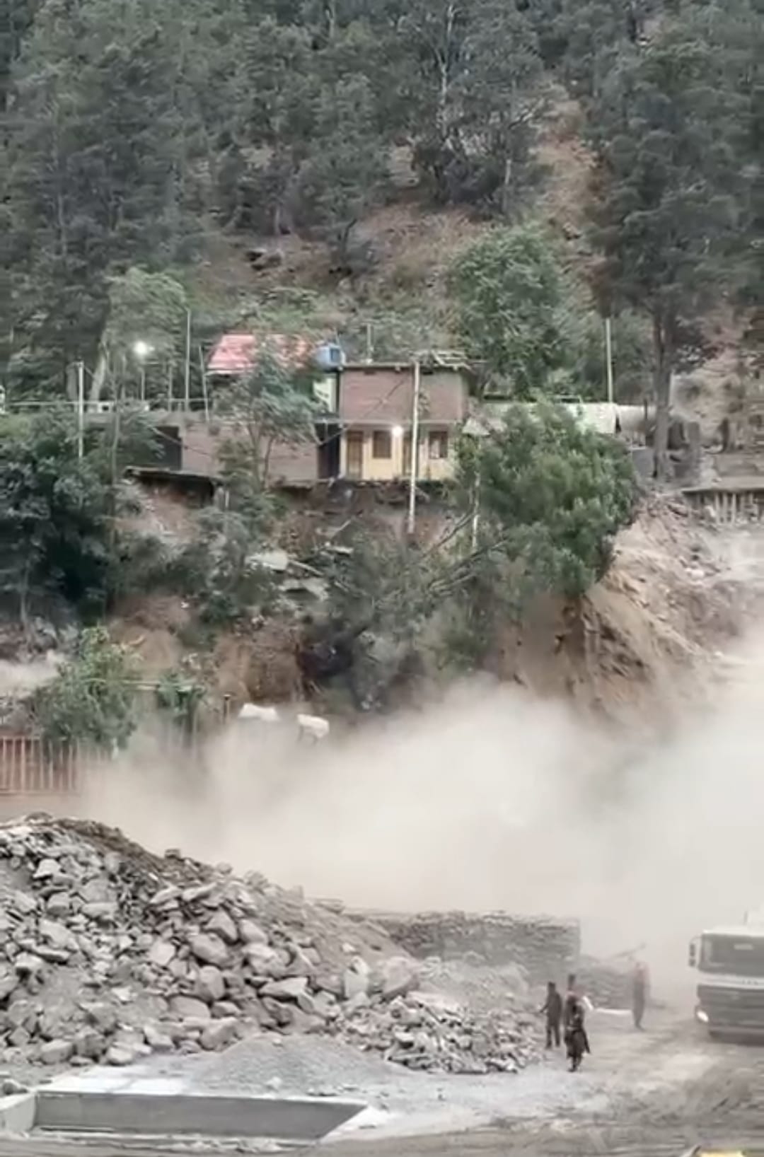 किन्नौर के पोवारी में बैराज साइट पर हुई भूस्खलन में गिरे पेड़ और खतरे में संपत्ति। संवाद किन्नौर के पोवारी में बैराज साइट पर हुई भूस्खलन में गिरे पेड़ और खतरे में संपत्ति। संवाद