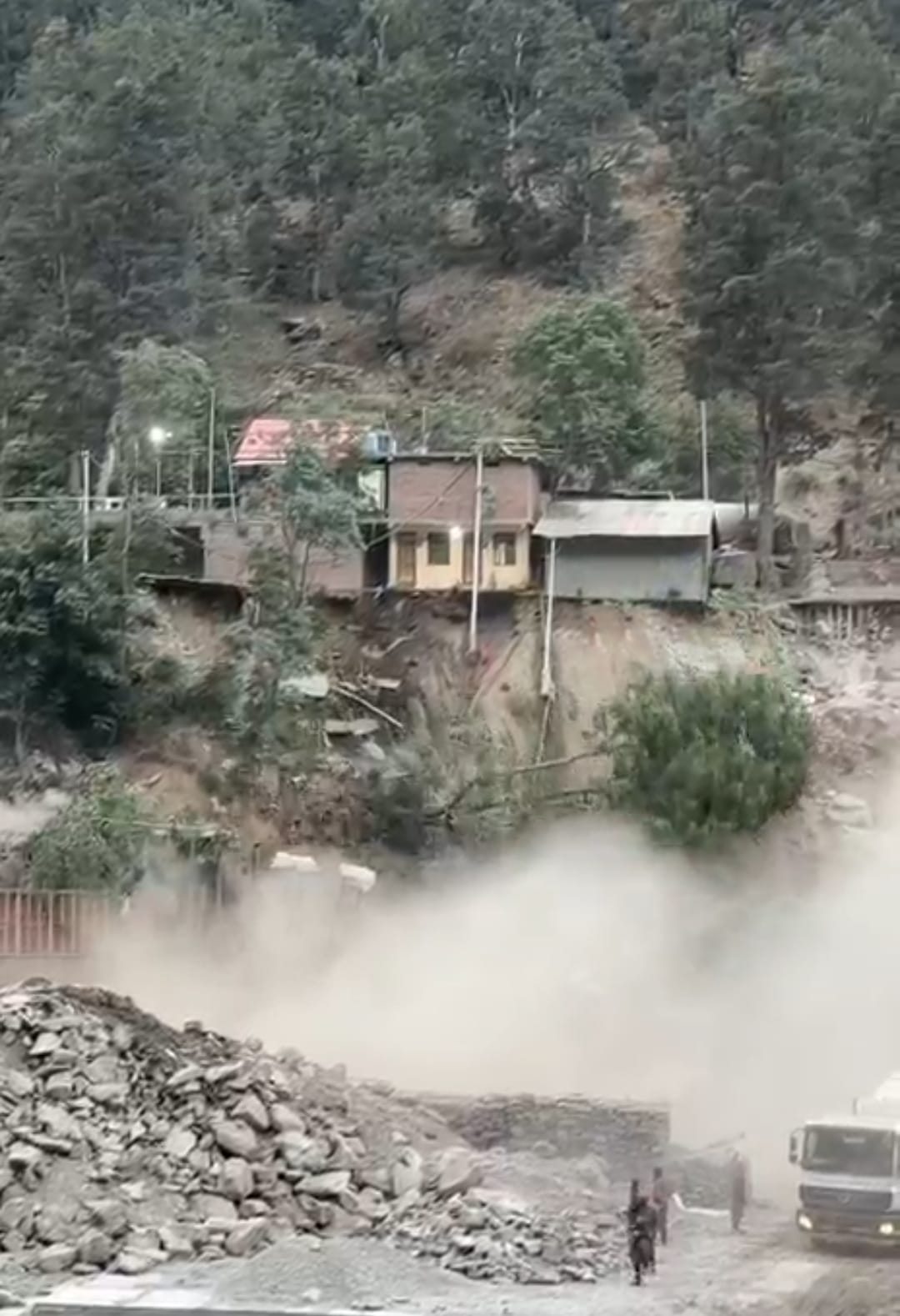 किन्नौर के पोवारी में बैराज साइट पर हुई भूस्खलन में गिरे पेड़ और खतरे में संपत्ति। संवाद किन्नौर के पोवारी में बैराज साइट पर हुई भूस्खलन में गिरे पेड़ और खतरे में संपत्ति। संवाद