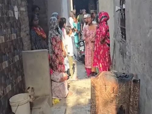 कुरुक्षेत्र। आगजनी के बाद घर में जला पड़ा फ्रिज। संवाद