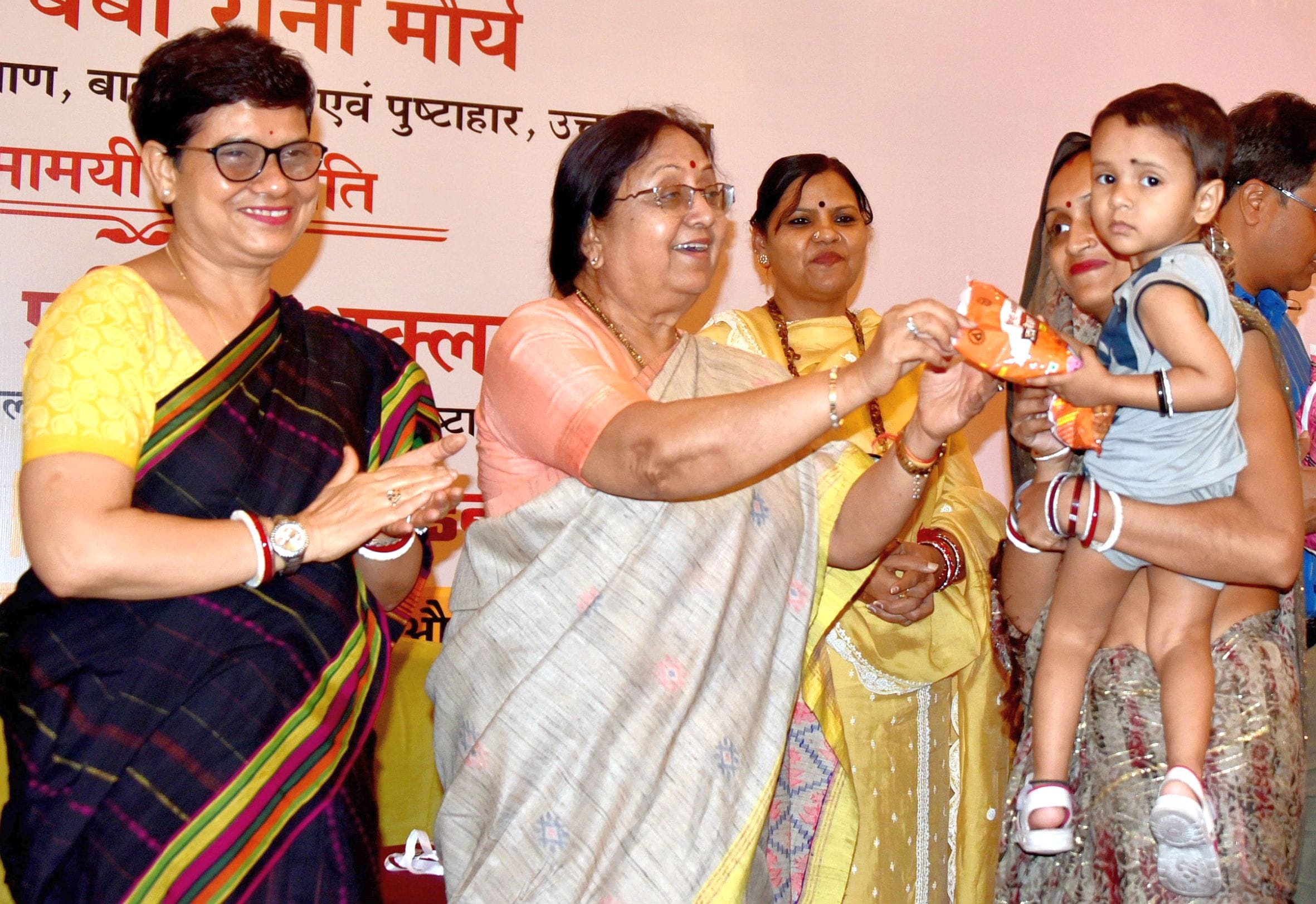 कार्यक्रम में महिला एवं बाल विकास मंत्री बेबी रानी मौर्य व अन्य।