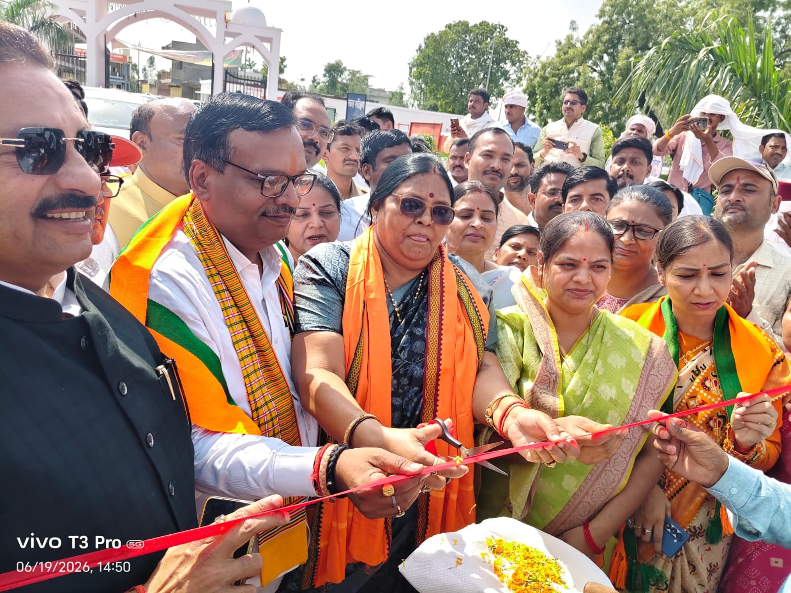 किसानों को बीज मिनीकिट वितरण करतीं प्रभारी मंत्री। स्रोत: प्रशासन किसानों को बीज मिनीकिट वितरण करतीं प्रभारी मंत्री। स्रोत: प्रशासन