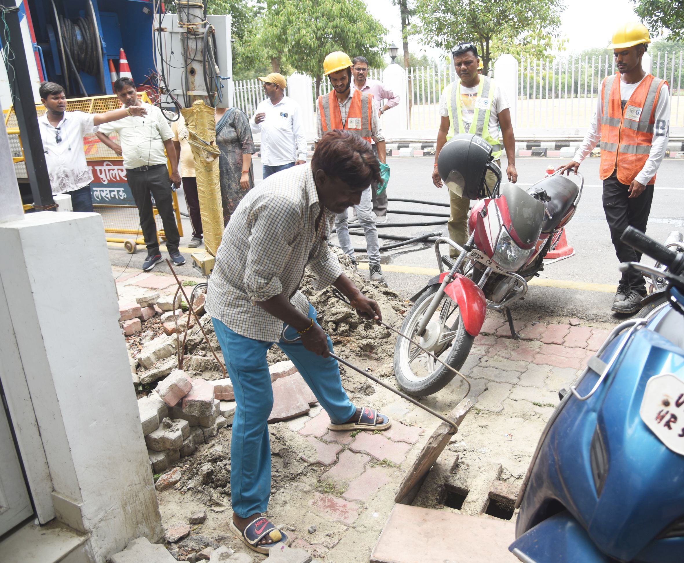 केशव प्रसाद मौर्य के सरकारी आवास से पानी निकालते कर्मचारी। केशव प्रसाद मौर्य के सरकारी आवास से पानी निकालते कर्मचारी।