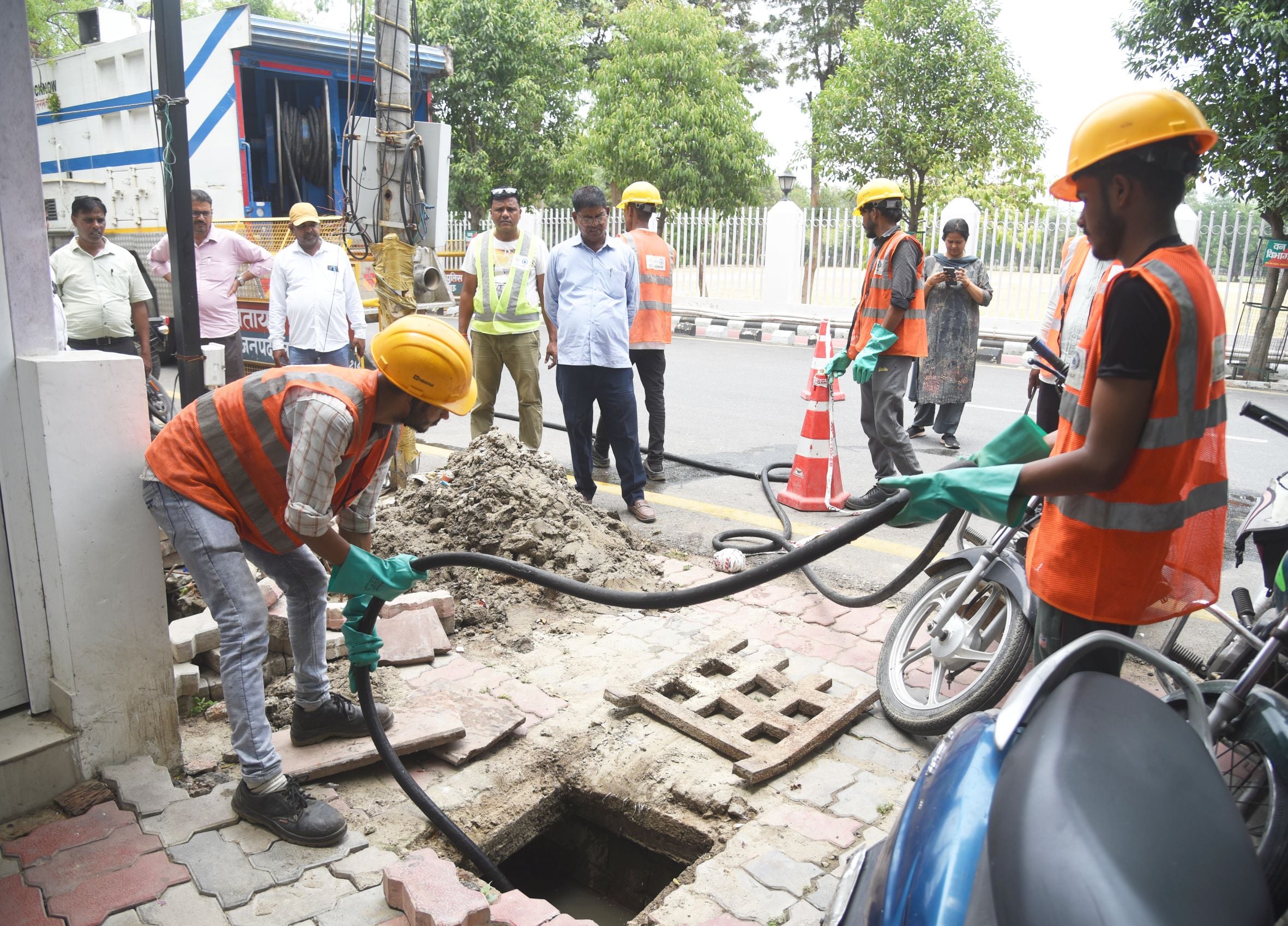 केशव प्रसाद मौर्य के सरकारी आवास से पानी निकालते कर्मचारी। केशव प्रसाद मौर्य के सरकारी आवास से पानी निकालते कर्मचारी।