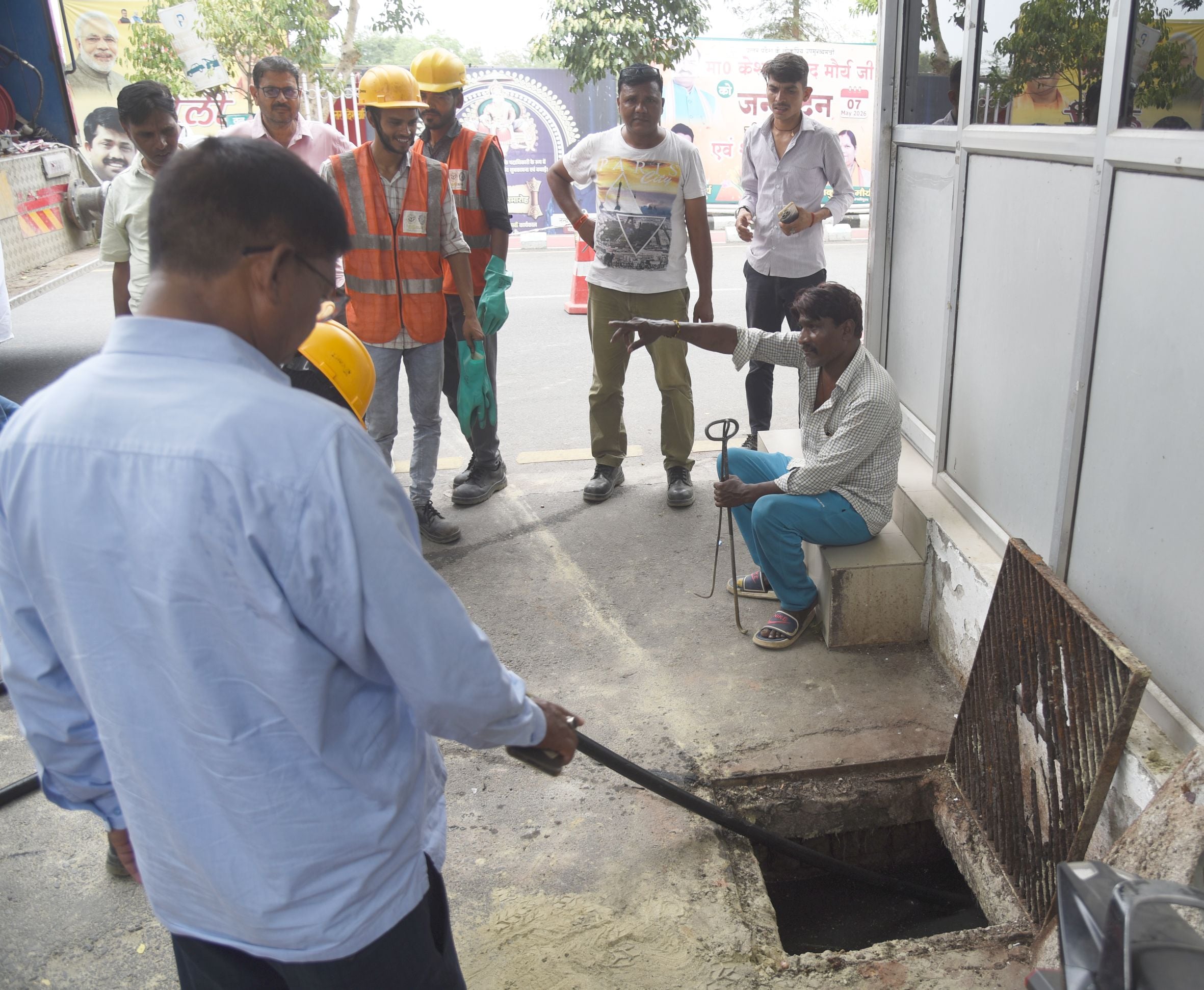 केशव प्रसाद मौर्य के सरकारी आवास से पानी निकालते कर्मचारी। केशव प्रसाद मौर्य के सरकारी आवास से पानी निकालते कर्मचारी।