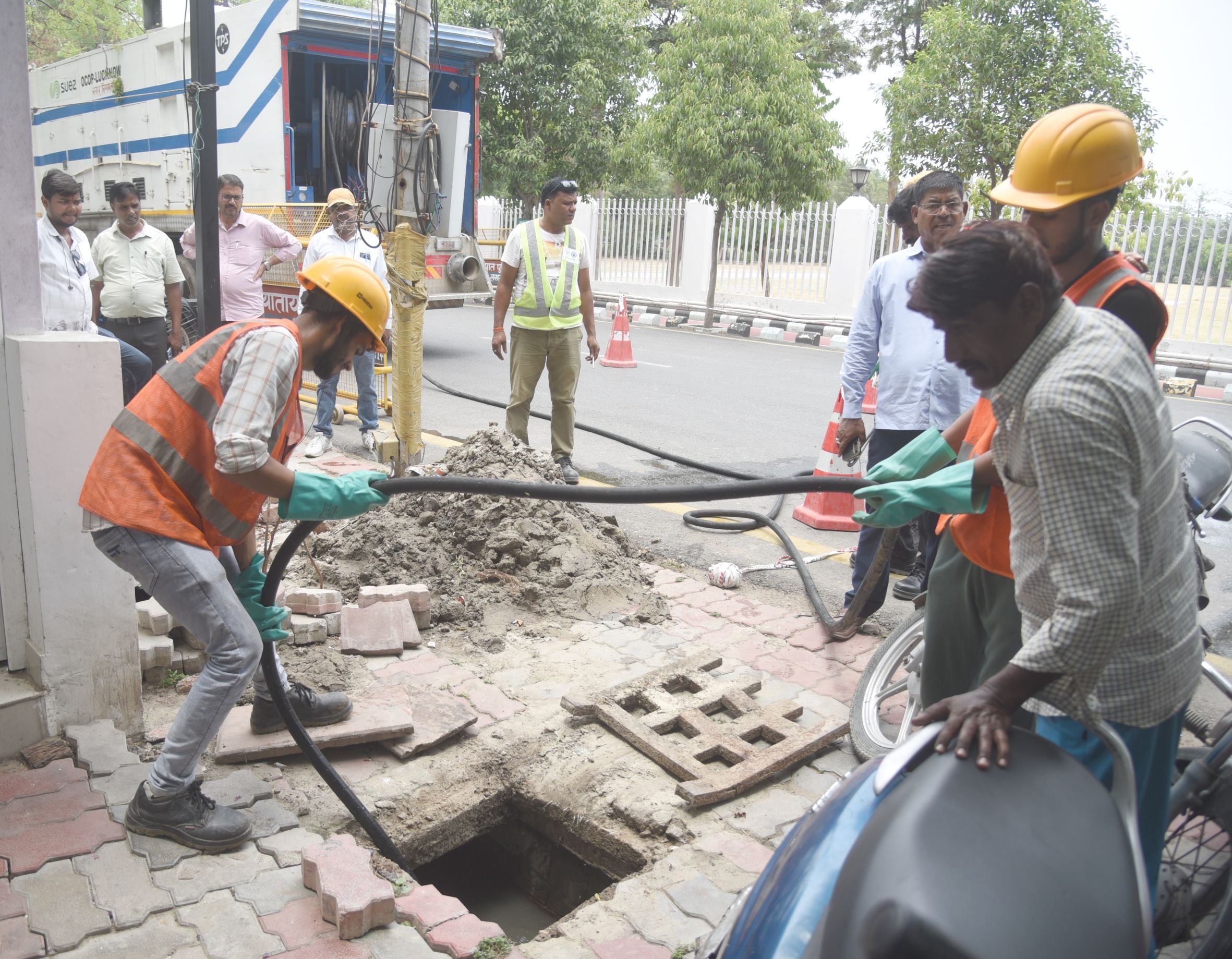 केशव प्रसाद मौर्य के सरकारी आवास से पानी निकालते कर्मचारी। केशव प्रसाद मौर्य के सरकारी आवास से पानी निकालते कर्मचारी।