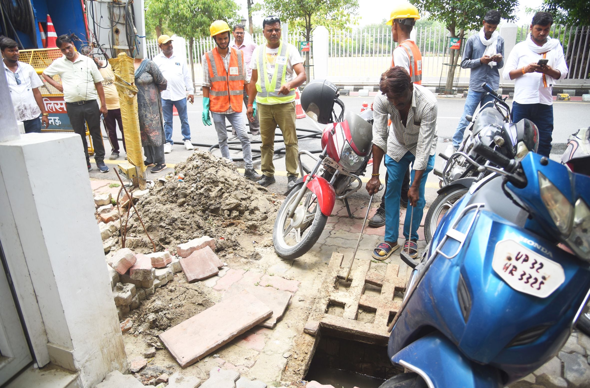 केशव प्रसाद मौर्य के सरकारी आवास से पानी निकालते कर्मचारी। केशव प्रसाद मौर्य के सरकारी आवास से पानी निकालते कर्मचारी।