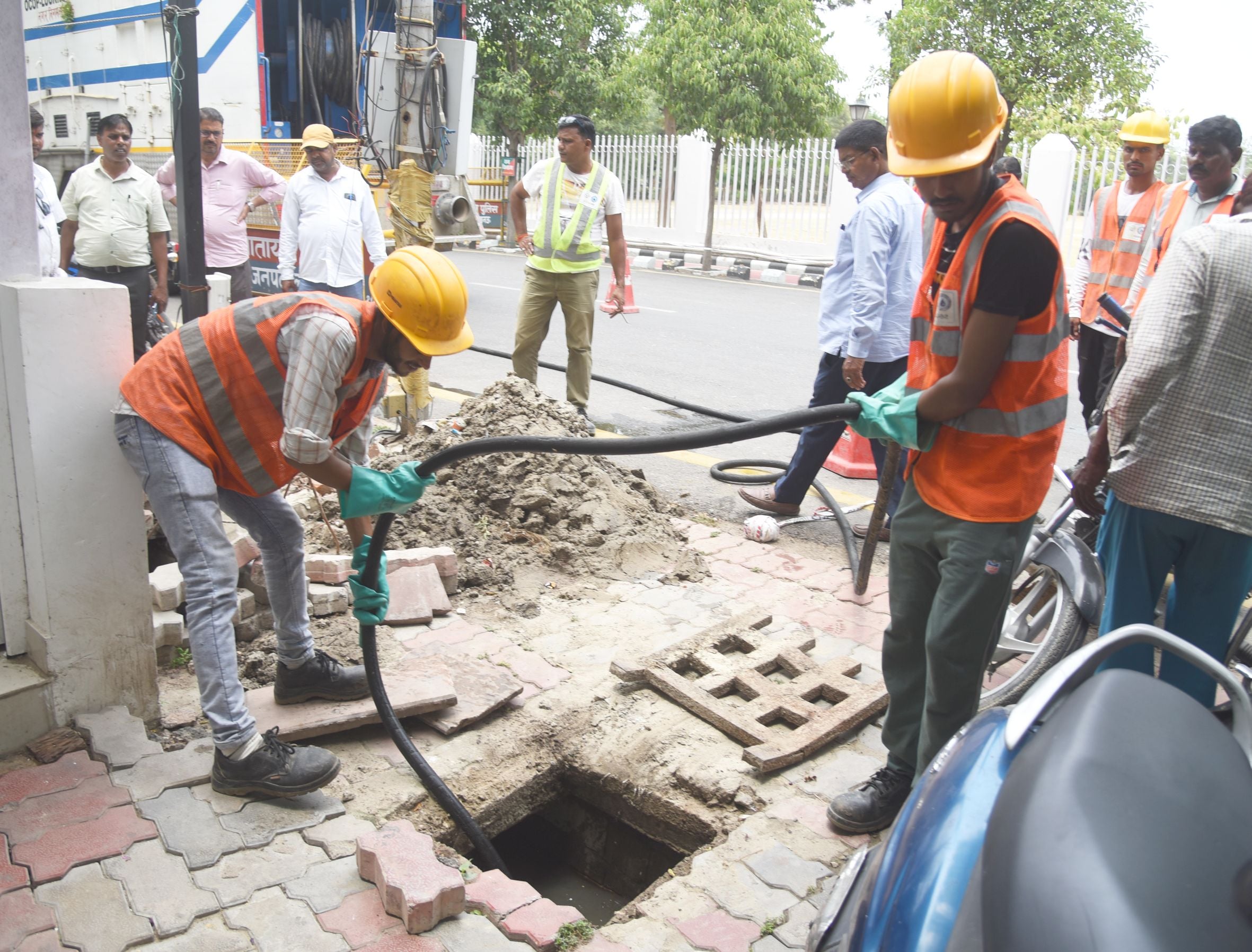 केशव प्रसाद मौर्य के सरकारी आवास से पानी निकालते कर्मचारी। केशव प्रसाद मौर्य के सरकारी आवास से पानी निकालते कर्मचारी।