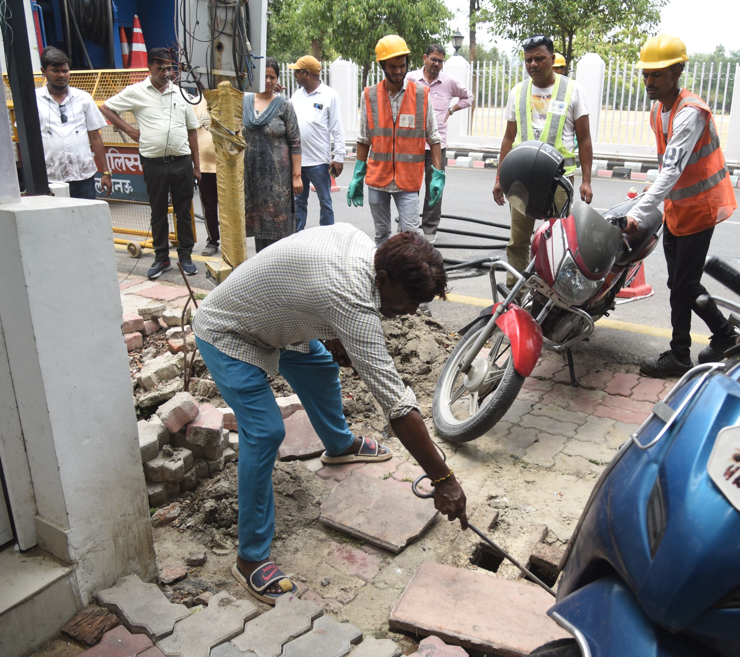 केशव प्रसाद मौर्य के सरकारी आवास से पानी निकालते कर्मचारी। केशव प्रसाद मौर्य के सरकारी आवास से पानी निकालते कर्मचारी।