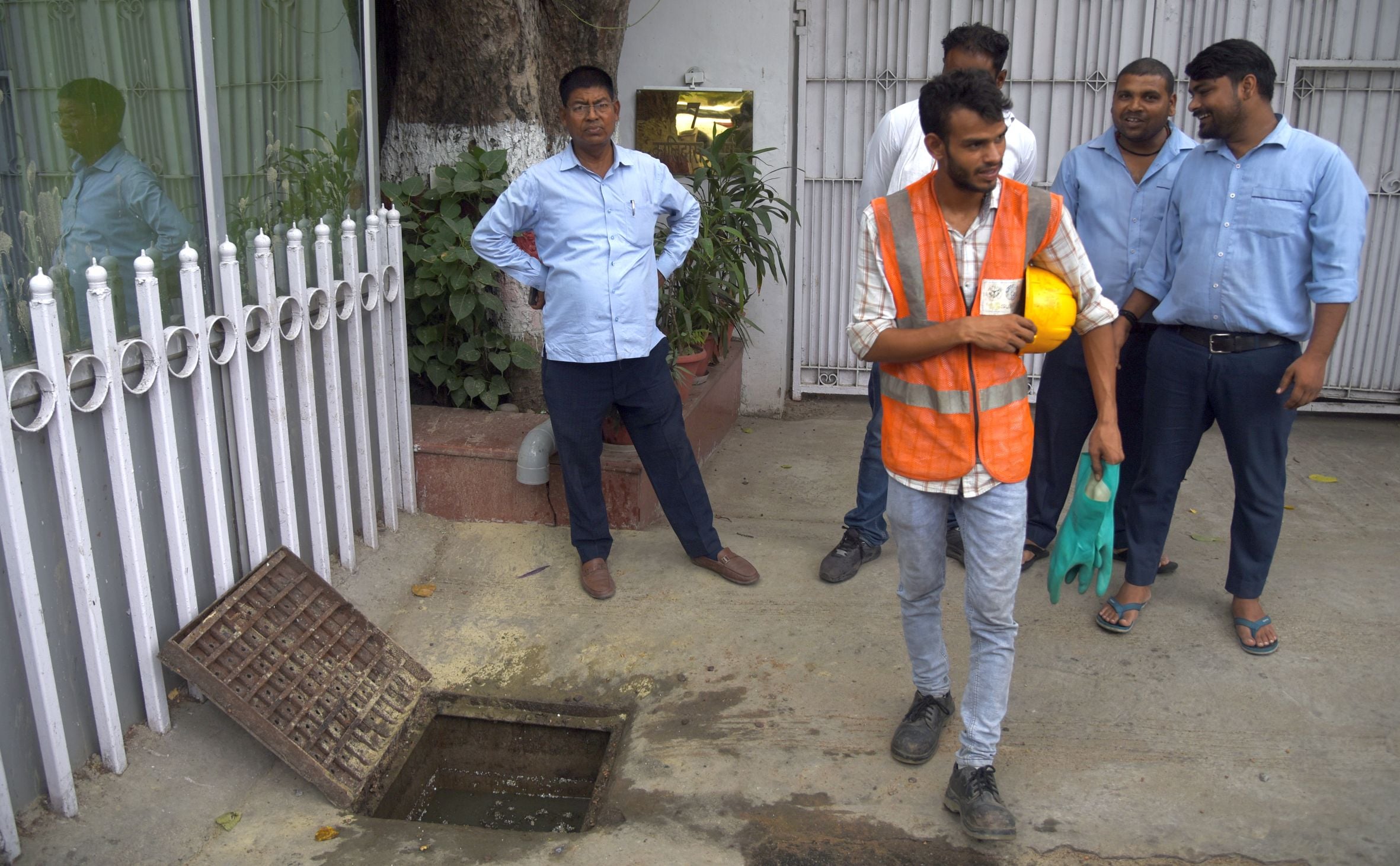 केशव प्रसाद मौर्य के सरकारी आवास से पानी निकालते कर्मचारी। केशव प्रसाद मौर्य के सरकारी आवास से पानी निकालते कर्मचारी।