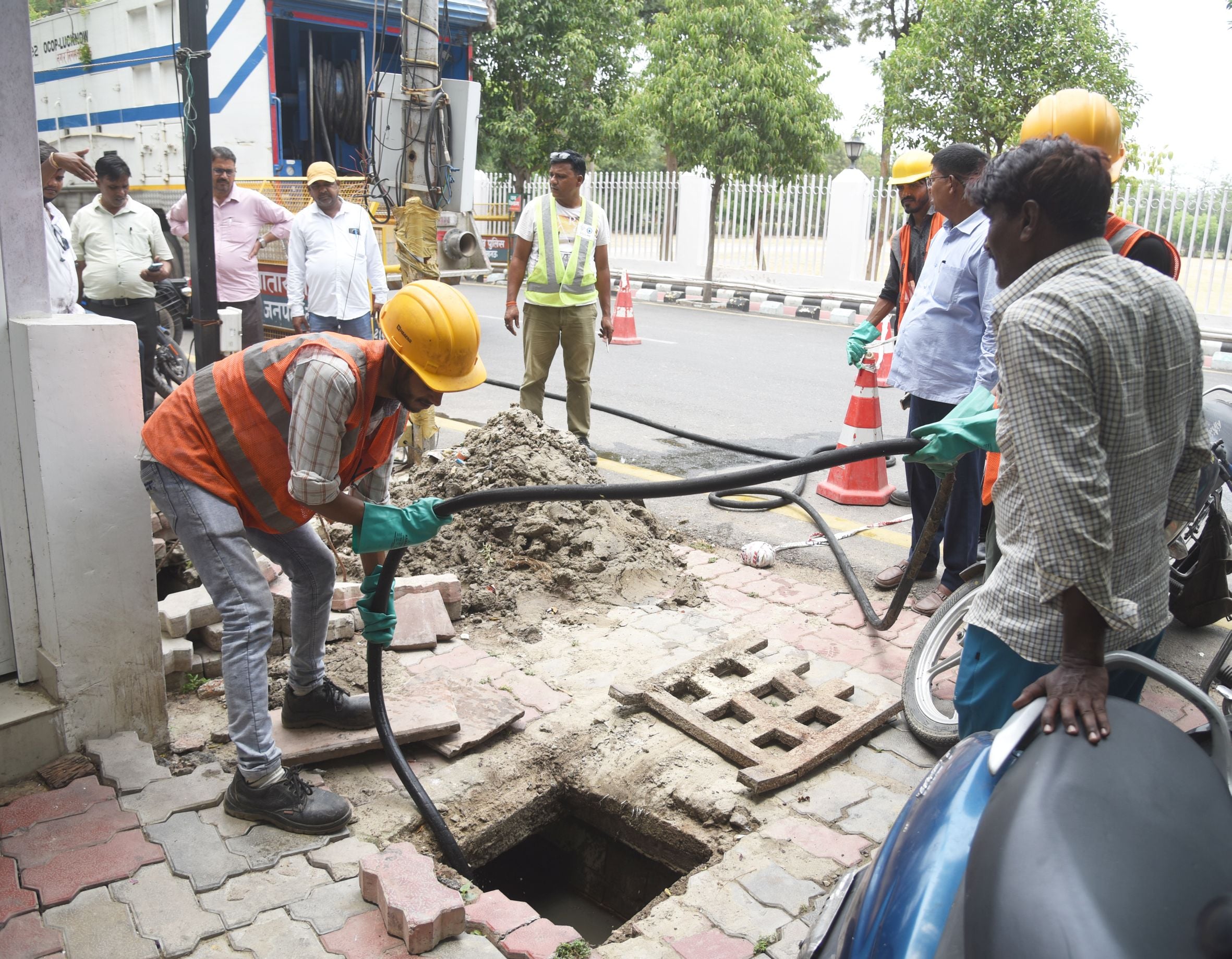 केशव प्रसाद मौर्य के सरकारी आवास से पानी निकालते कर्मचारी। केशव प्रसाद मौर्य के सरकारी आवास से पानी निकालते कर्मचारी।
