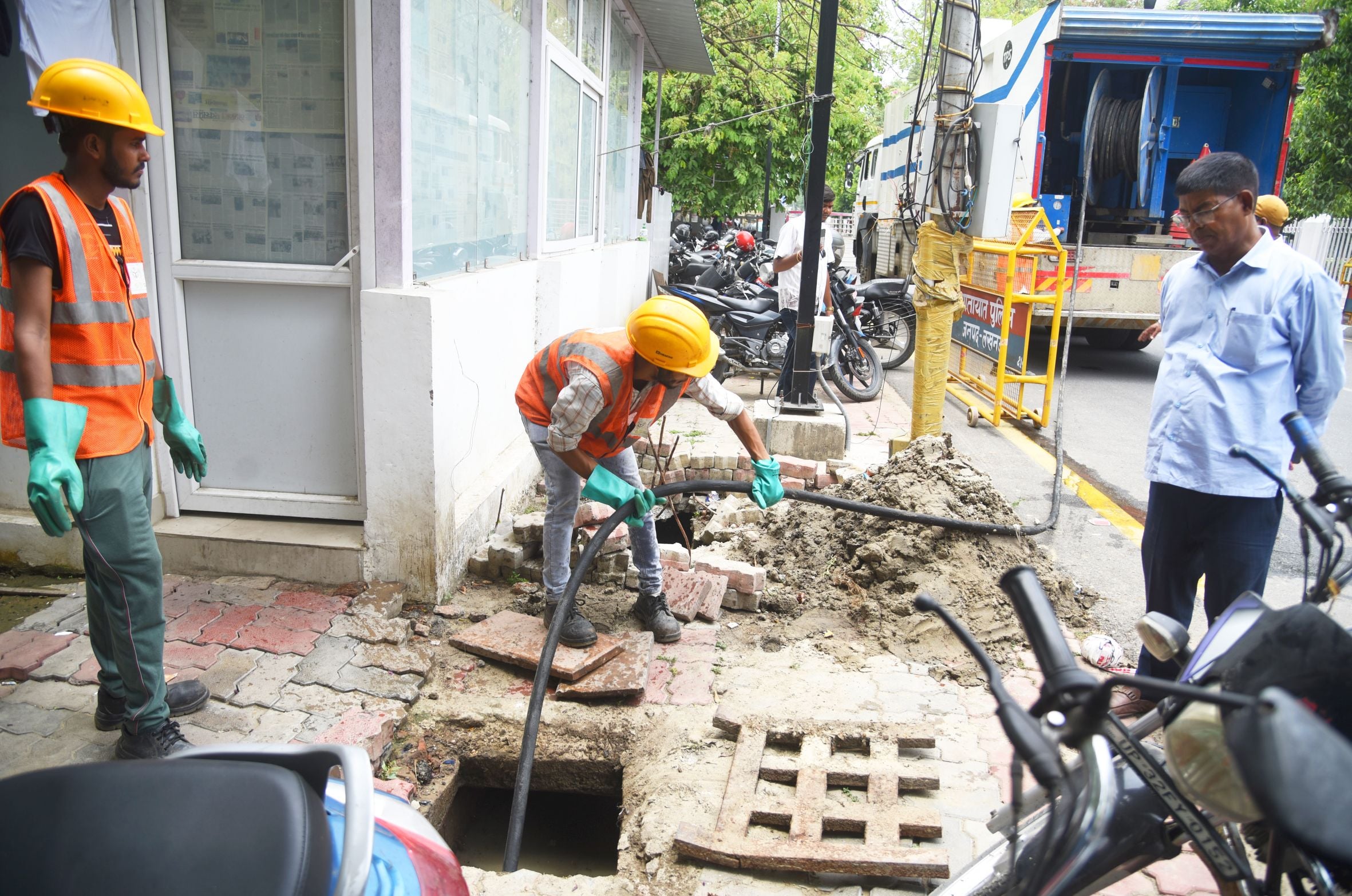 केशव प्रसाद मौर्य के सरकारी आवास से पानी निकालते कर्मचारी। केशव प्रसाद मौर्य के सरकारी आवास से पानी निकालते कर्मचारी।