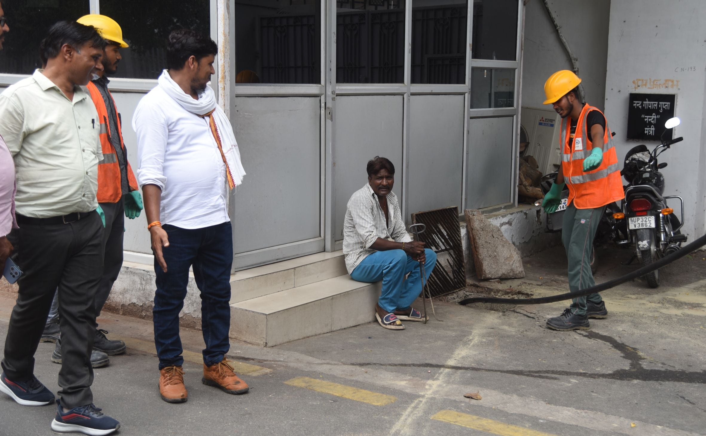 केशव प्रसाद मौर्य के सरकारी आवास से पानी निकालते कर्मचारी। केशव प्रसाद मौर्य के सरकारी आवास से पानी निकालते कर्मचारी।