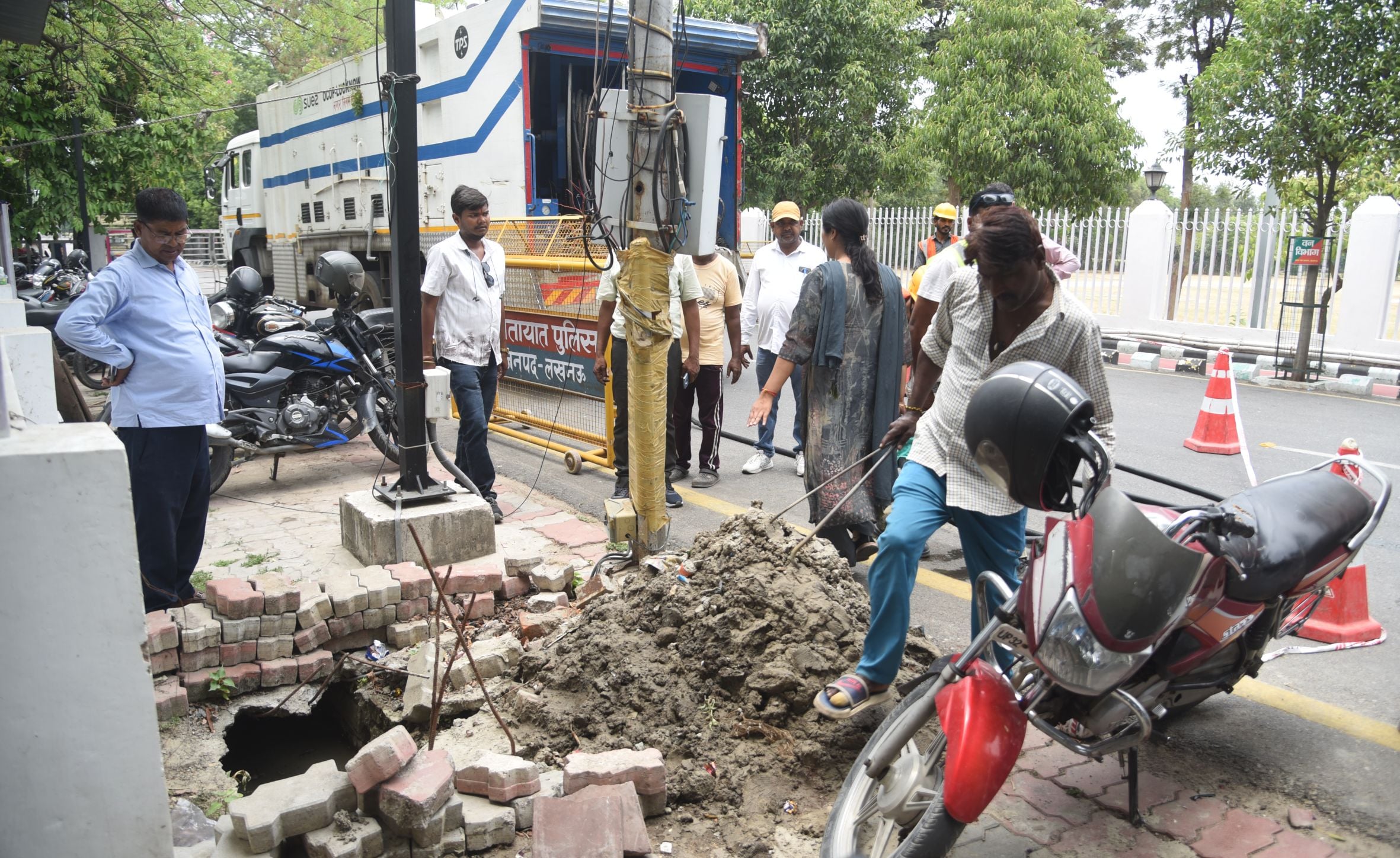 केशव प्रसाद मौर्य के सरकारी आवास से पानी निकालते कर्मचारी। केशव प्रसाद मौर्य के सरकारी आवास से पानी निकालते कर्मचारी।