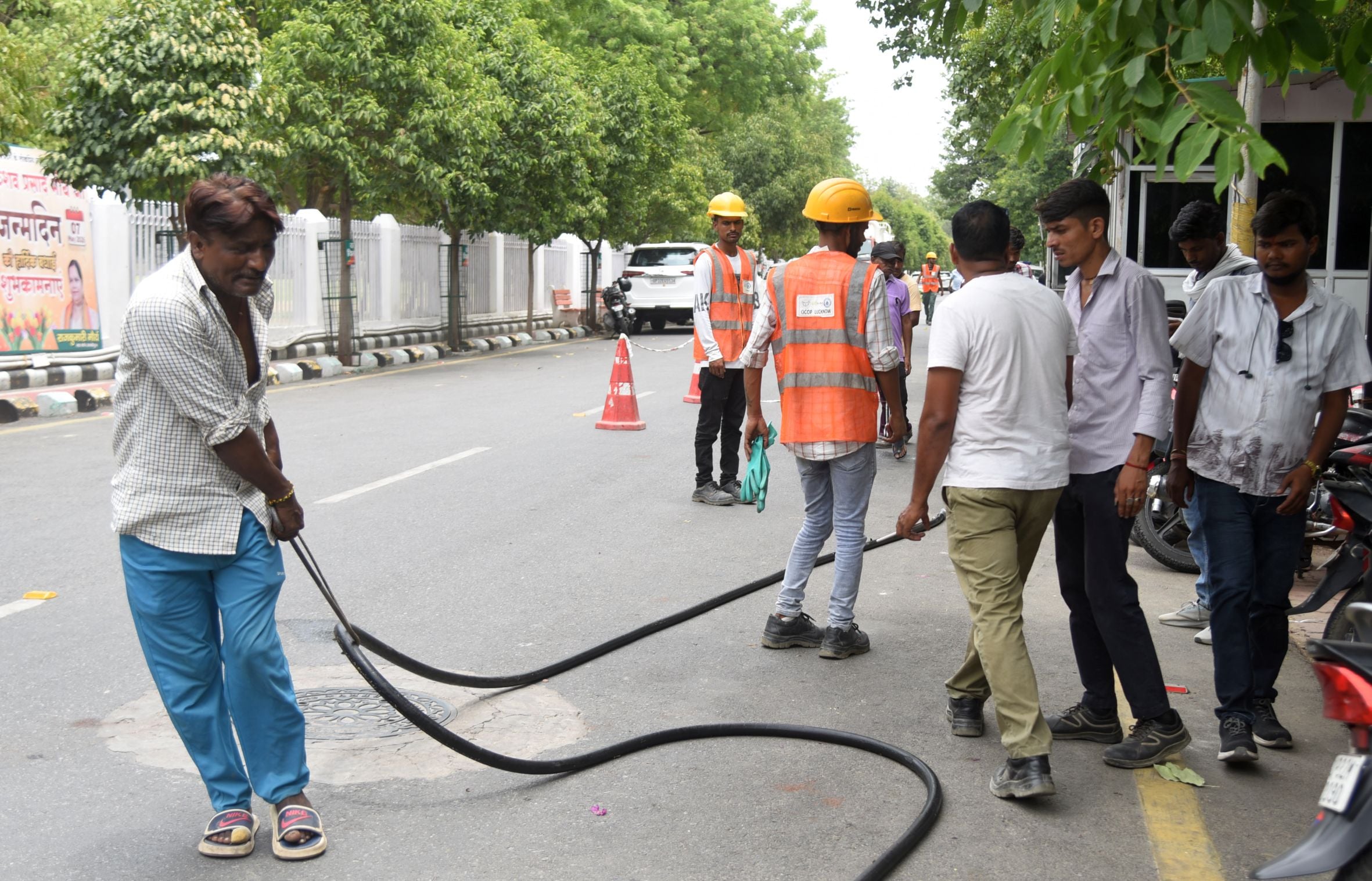 केशव प्रसाद मौर्य के सरकारी आवास से पानी निकालते कर्मचारी। केशव प्रसाद मौर्य के सरकारी आवास से पानी निकालते कर्मचारी।
