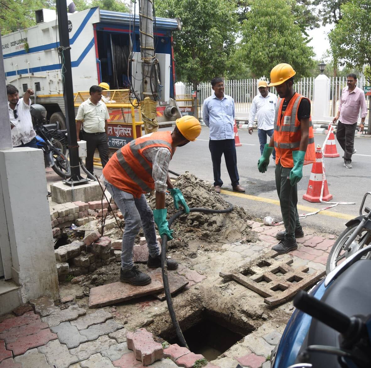 केशव प्रसाद मौर्य के सरकारी आवास से पानी निकालते कर्मचारी। केशव प्रसाद मौर्य के सरकारी आवास से पानी निकालते कर्मचारी।