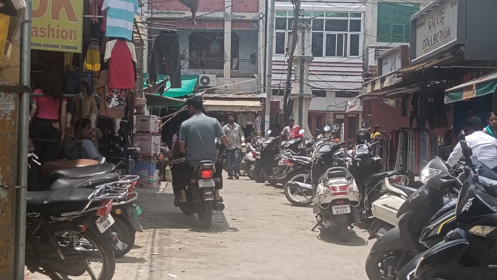 कैथल के तलाई बाजार के पास खरीदारी करने आते ग्राहक। संवाद कैथल के तलाई बाजार के पास खरीदारी करने आते ग्राहक। संवाद
