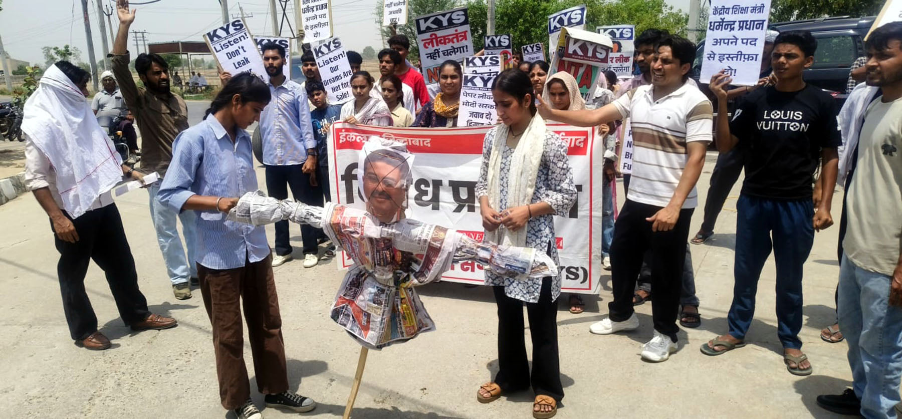 केंद्रीय शिक्षा मंत्री का पुतला फूंक कर रोष का प्रदर्शन करते क्रांतिकारी युवा संगठन के सदस्य केंद्रीय शिक्षा मंत्री का पुतला फूंक कर रोष का प्रदर्शन करते क्रांतिकारी युवा संगठन के सदस्य