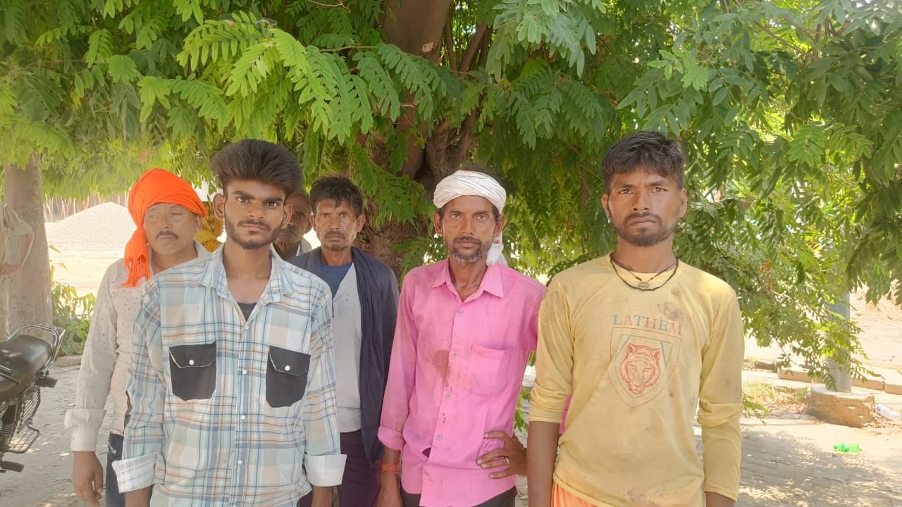 लखनऊ-दिल्ली हाईवे किनारे खड़ा क्षतिग्रस्त ई-रिक्शा। संवाद
