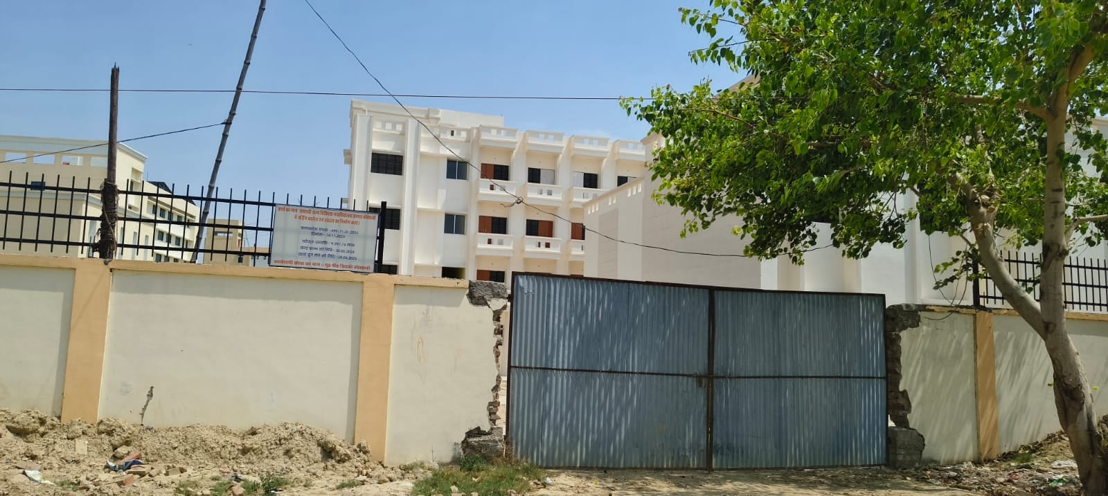 मेडिकल कॉलेज के मुख्य गेट की फोटो। संवाद