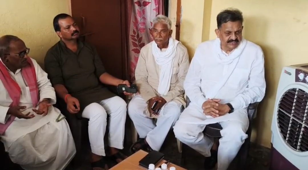 मुरादचक गांव में मृतक सुरेंद्र कश्यप के बेटे शिवम से मुलाकात करते पूर्व सांसद राधे मोहन सिंह। स मुरादचक गांव में मृतक सुरेंद्र कश्यप के बेटे शिवम से मुलाकात करते पूर्व सांसद राधे मोहन सिंह। स
