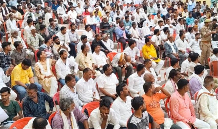 ऑडिटोरियम हॉल में मोहर्रम पर्व को लेकर शांति समिति की बैठक में चर्चा करते डीएम अनुपम शुक्ला व स ऑडिटोरियम हॉल में मोहर्रम पर्व को लेकर शांति समिति की बैठक में चर्चा करते डीएम अनुपम शुक्ला व स