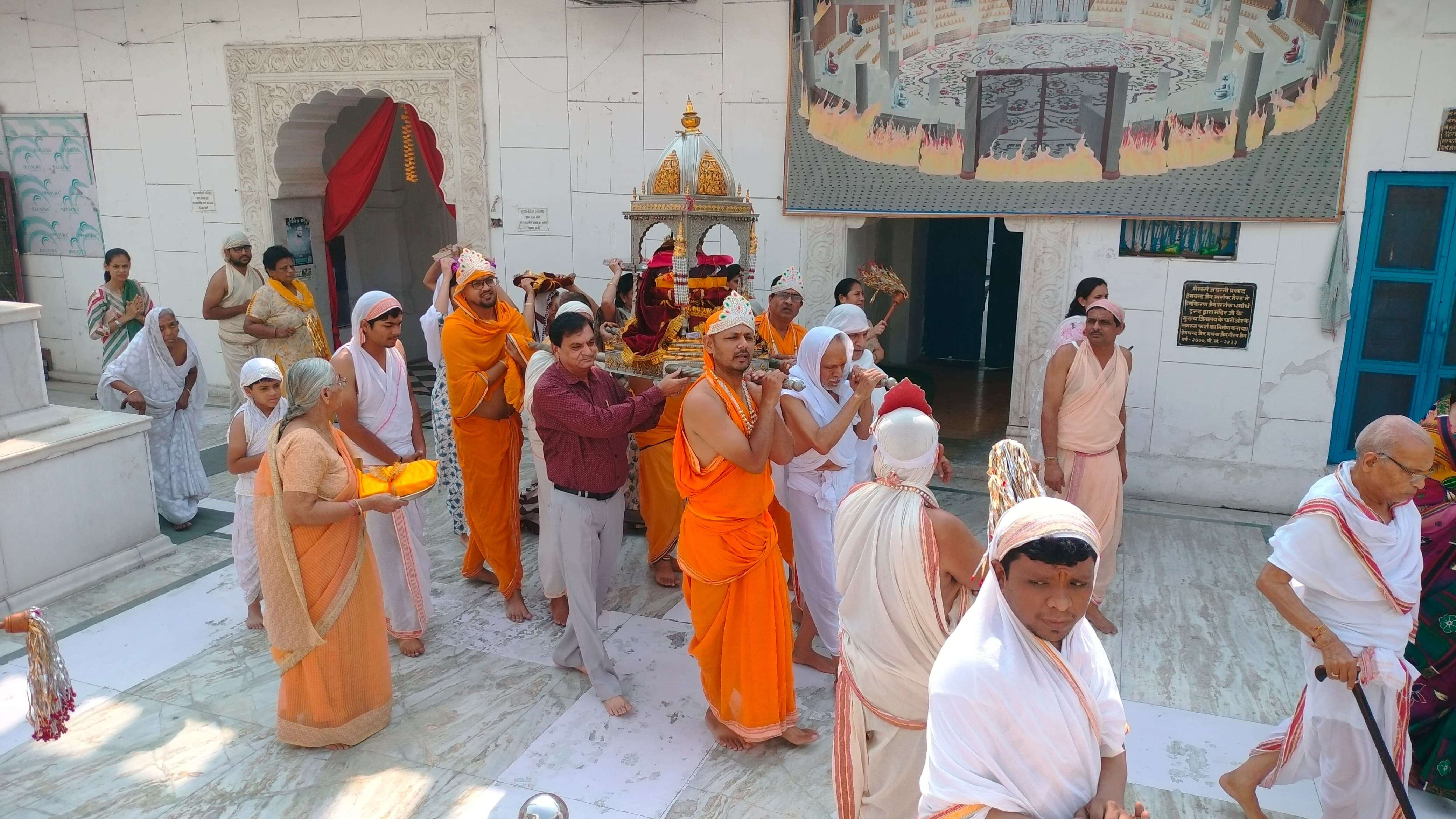 प्राचीन दिगंबर जैन बड़े मंदिर में पूजा अर्चना करते श्रद्धालु स्रोत संवाद प्राचीन दिगंबर जैन बड़े मंदिर में पूजा अर्चना करते श्रद्धालु स्रोत संवाद
