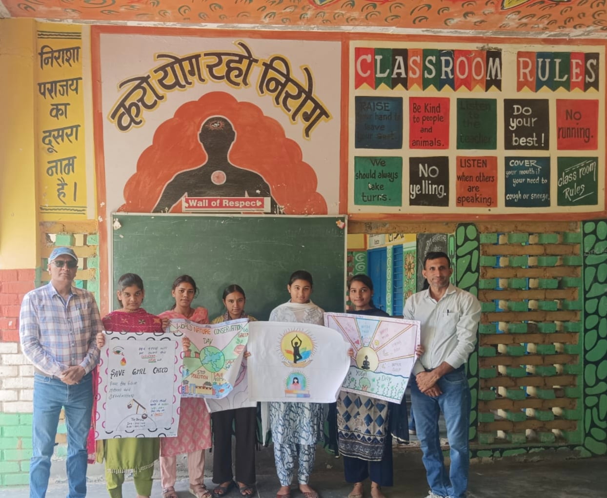 पोस्टर मेकिंग प्रतियोगिता में भाग लेने वाले विद्यार्थी। विज्ञप्ति