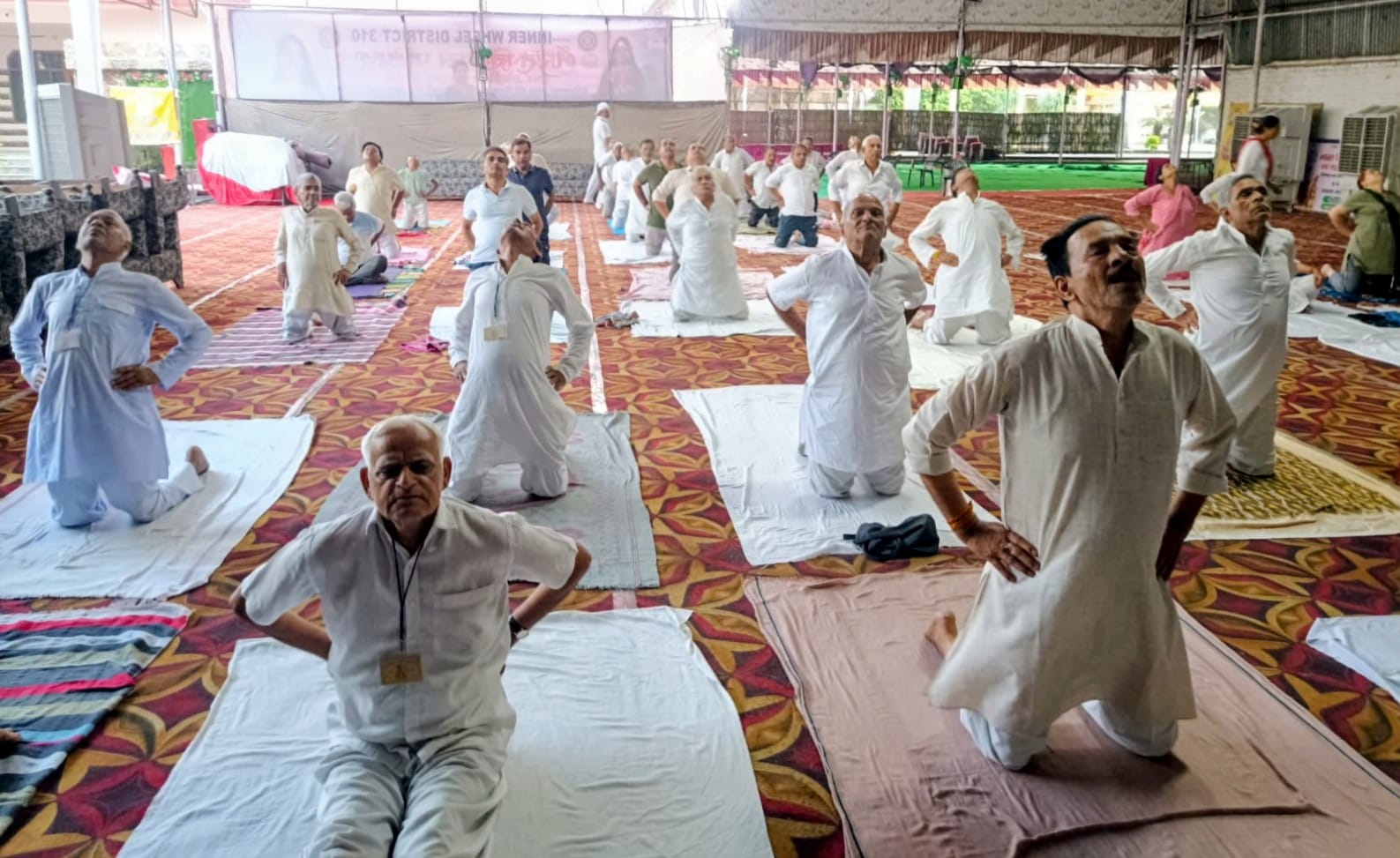 पंतजली योग समिति एवं भारत स्वाभिमान ट्रस्ट (न्यास) के संयुक्त तत्वाधान में योग करते साधक। (स्त्