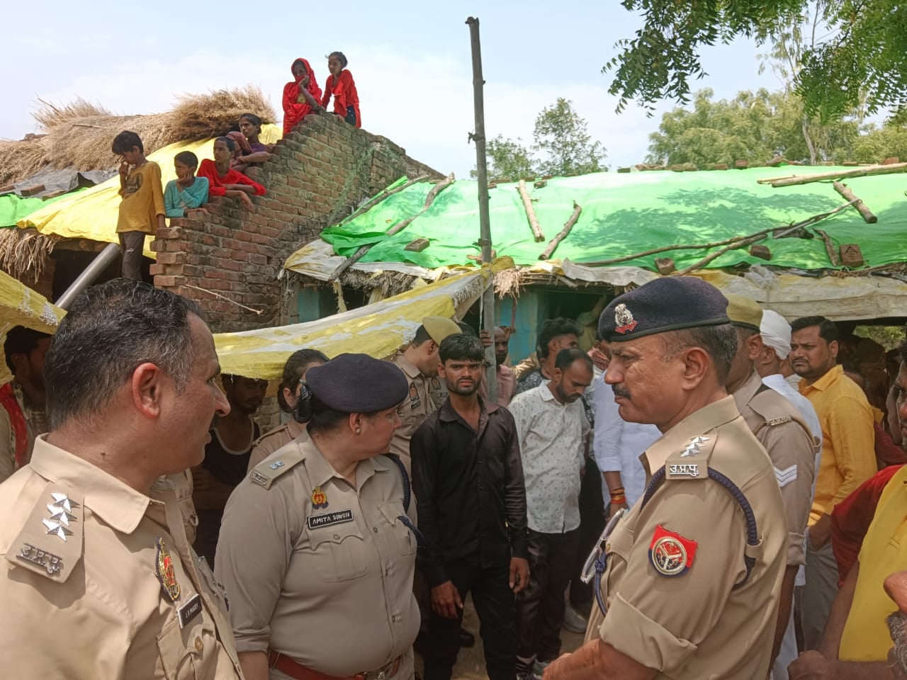 पीड़ित परिजनों को समझातीं एएसपी अमिता सिंह व नगर पालिका अध्यक्ष। संवाद