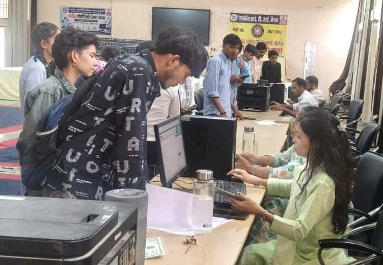राजकीय आईटीआई में आवेदन के लिए पहुंचे युवा।