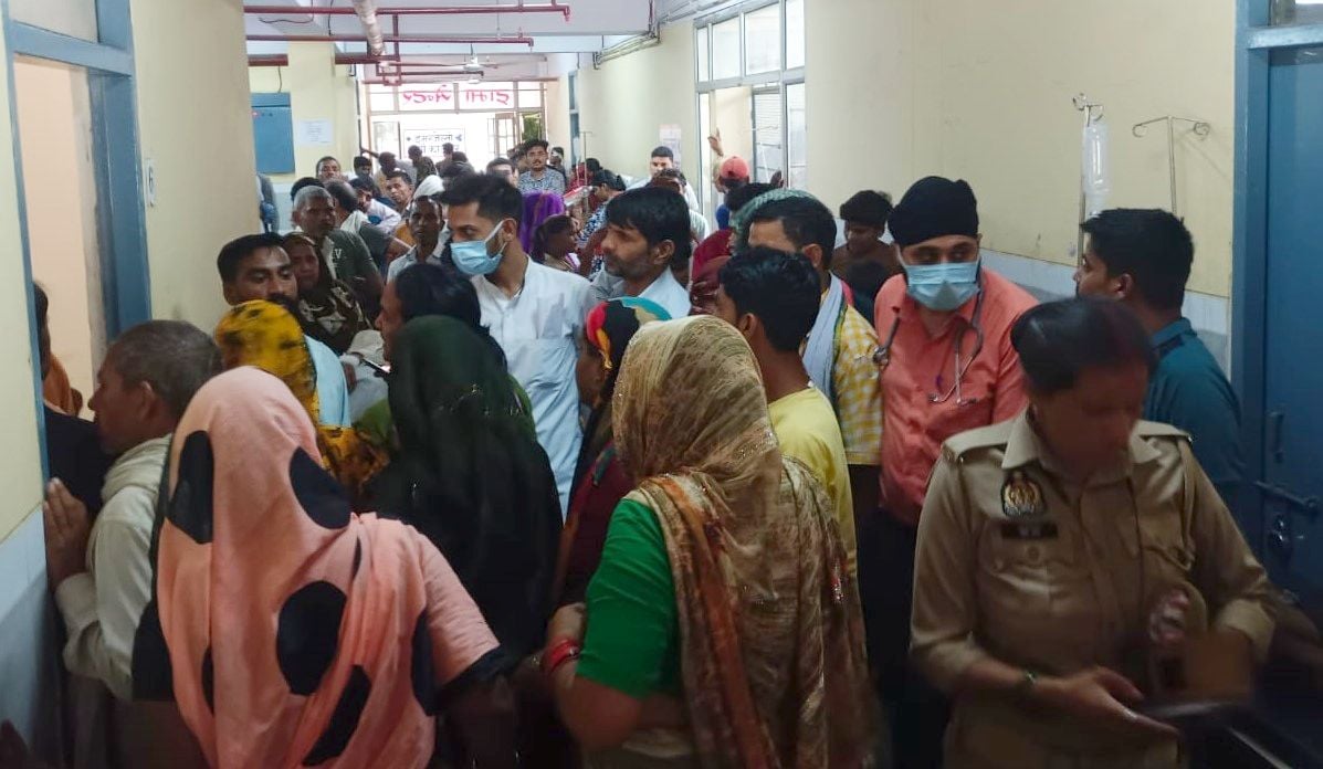 राजकीय मेडिकल कॉलेज के ट्रामा सेंटर में भर्ती तेजाब से झुलसी मंजू। संवाद