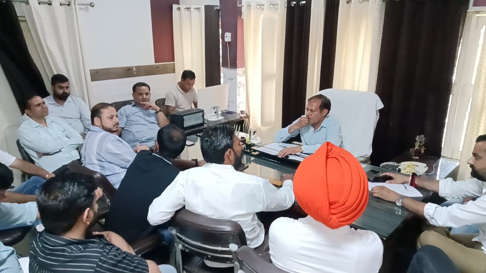 रादौर में नगर पालिका अध्यक्ष को ज्ञापन सौंपते स्थानीय लोग। स्वयं