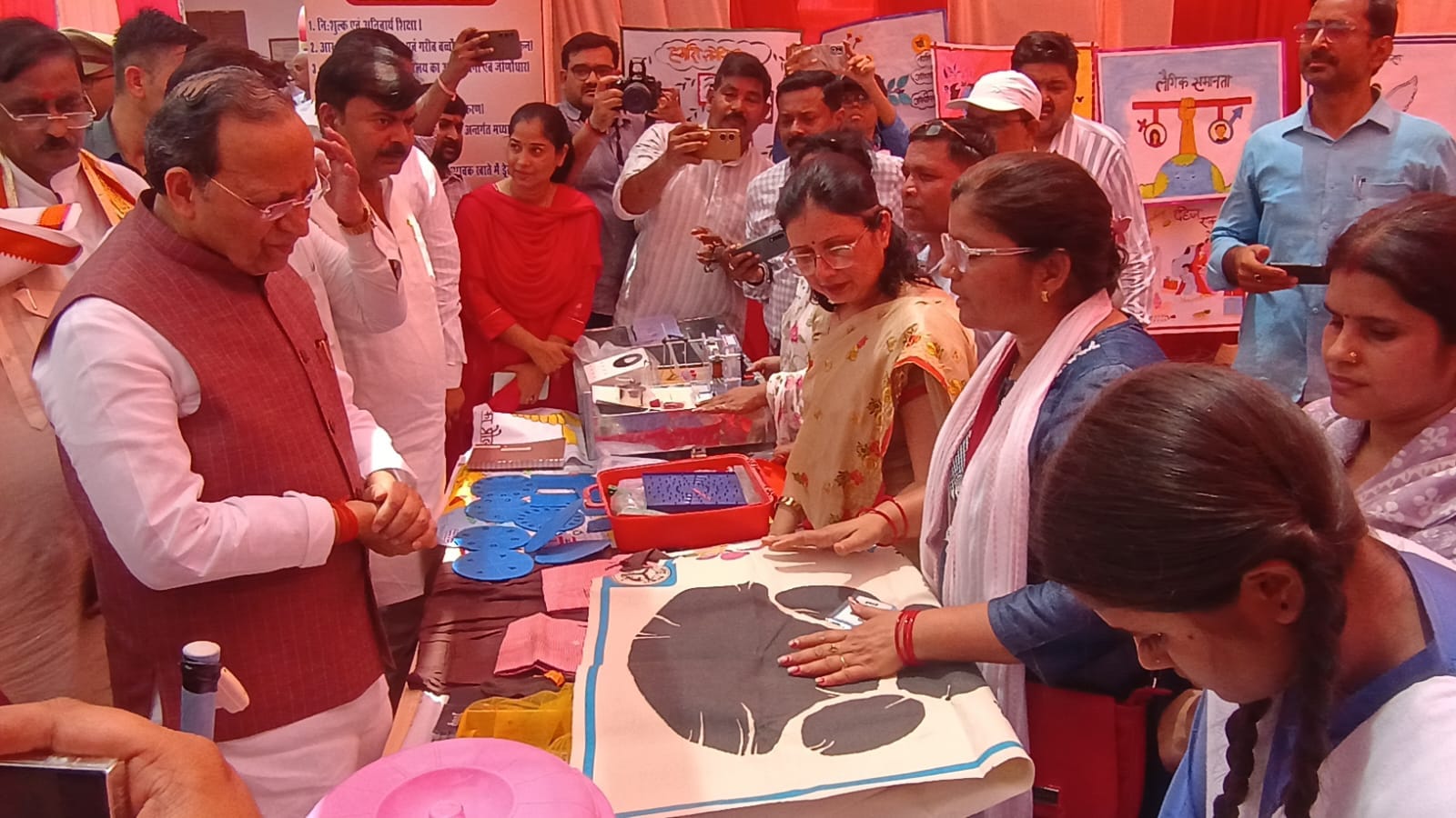 रायफल क्लब परिसर में लगी प्रदर्शनी में माध्यमिक शिक्षा के स्टॉल पर छात्राओं द्वारा बनाए मॉडल की रायफल क्लब परिसर में लगी प्रदर्शनी में माध्यमिक शिक्षा के स्टॉल पर छात्राओं द्वारा बनाए मॉडल की