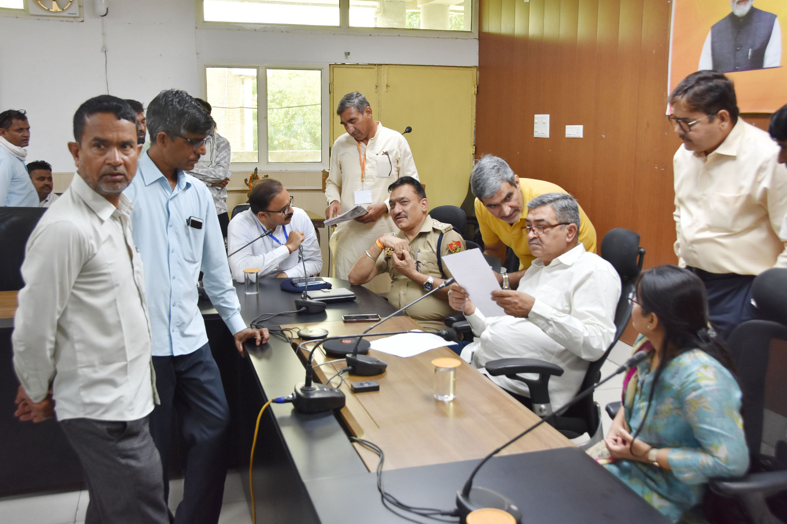 समाधान शिविर में लोगों की समस्या सुनते संजय कुमार। प्रवक्ता