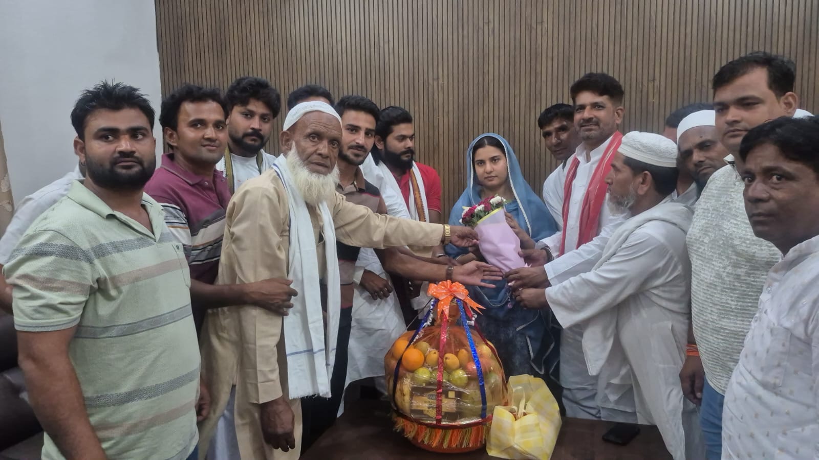 सरूरपुर। बाहर राहुल गांधी के जन्मदिन पर आयोजित भंडारे में प्रसाद वितरित करते ब्लॉक अध्यक्ष मुरस