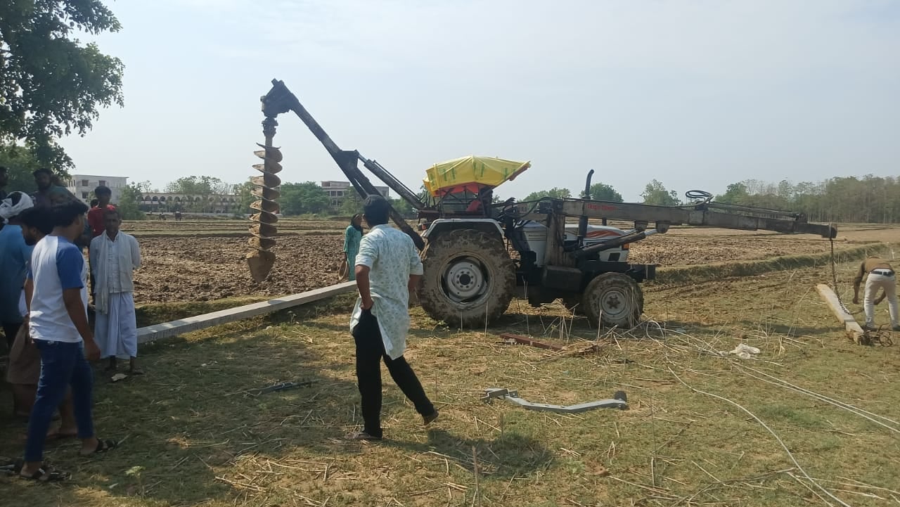 सौरई बुजुर्ग में टूटे पोल की जगह नया पोल खड़े करने के लिए की जा रही खुदाई। स्रोत: विभाग