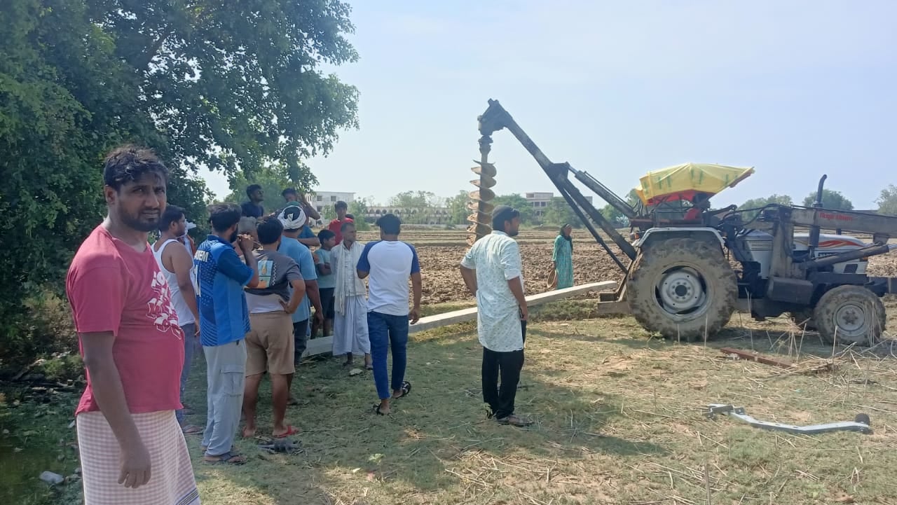 सौरई बुजुर्ग में टूटे पोल की जगह नया पोल खड़े करने के लिए की जा रही खुदाई। स्रोत: विभाग