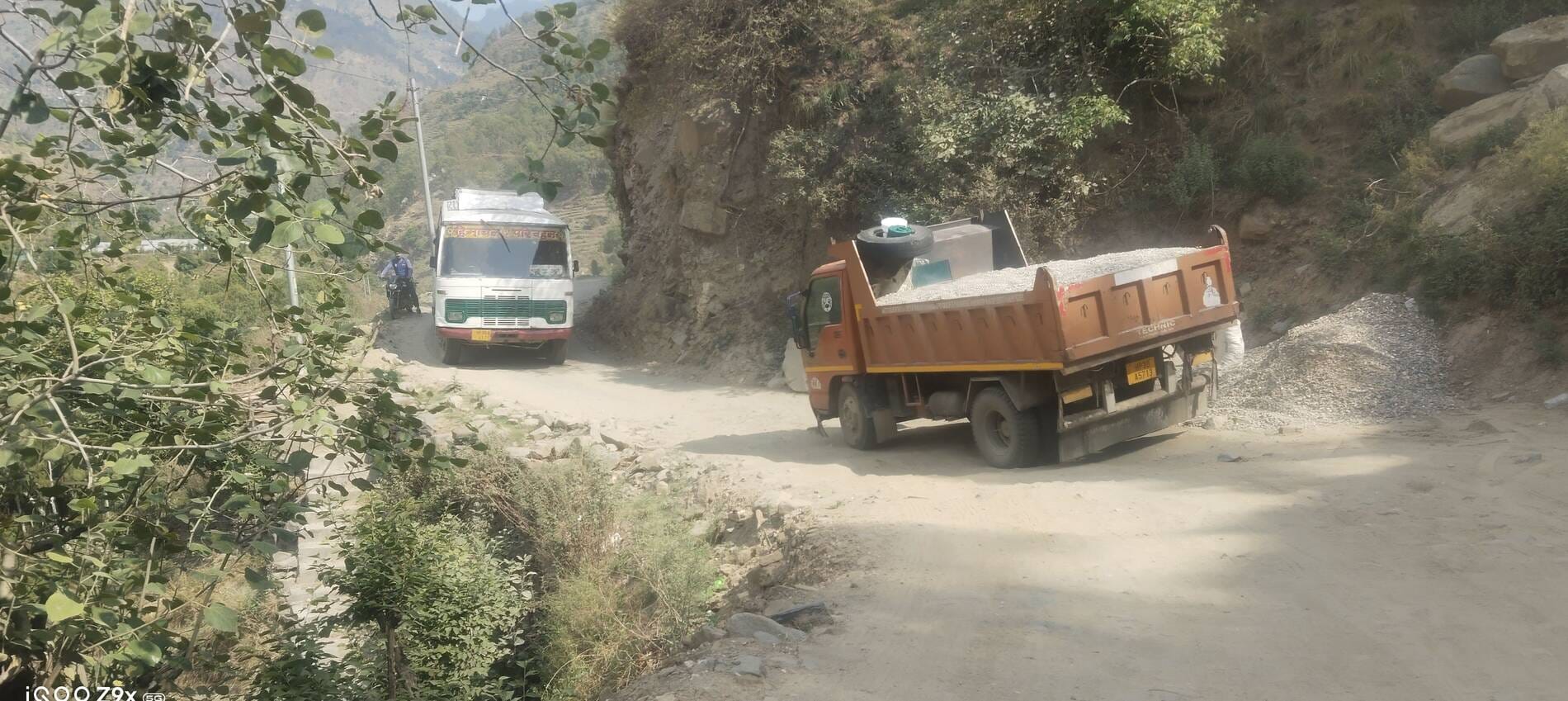तंगहाल नगान-श्वाड़-कराणा सडक़ पर जाम की बढ़ी समस्या। संवाद तंगहाल नगान-श्वाड़-कराणा सडक़ पर जाम की बढ़ी समस्या। संवाद