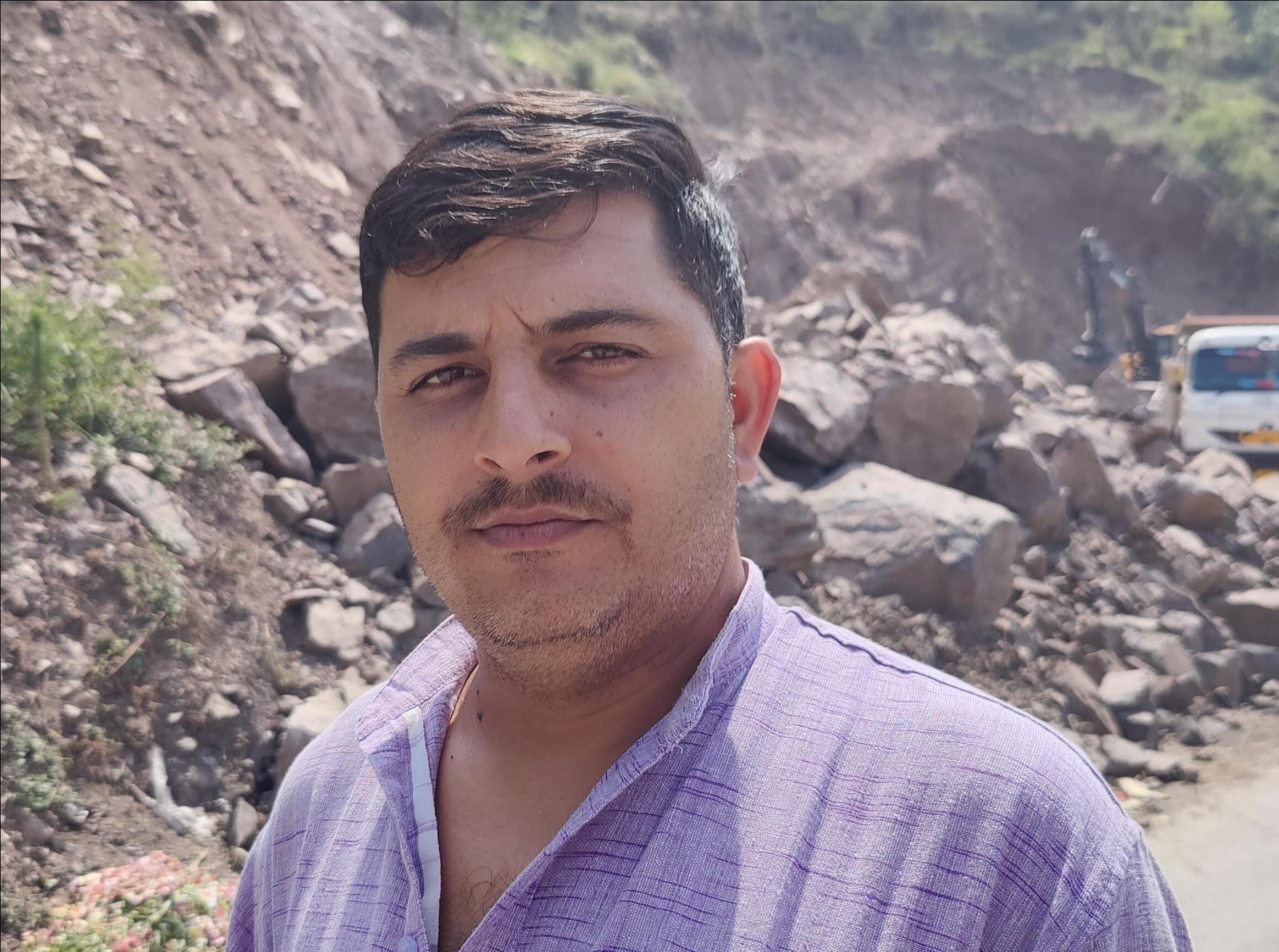 तनु गौतम, दाड़लाघाट में पेट्रोल वाली खबर के साथ फोटो तनु गौतम, दाड़लाघाट में पेट्रोल वाली खबर के साथ फोटो