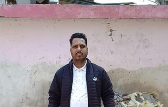 तनु गौतम, दाड़लाघाट में पेट्रोल वाली खबर के साथ फोटो तनु गौतम, दाड़लाघाट में पेट्रोल वाली खबर के साथ फोटो