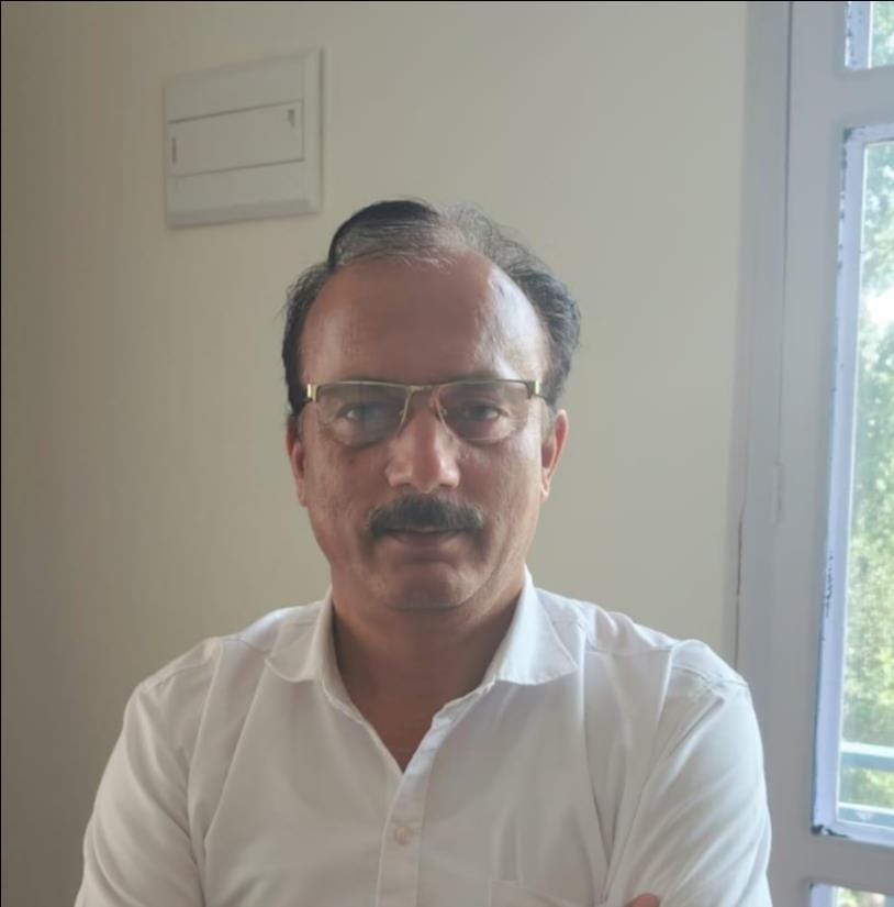 तनु गौतम, दाड़लाघाट में पेट्रोल वाली खबर के साथ फोटो तनु गौतम, दाड़लाघाट में पेट्रोल वाली खबर के साथ फोटो