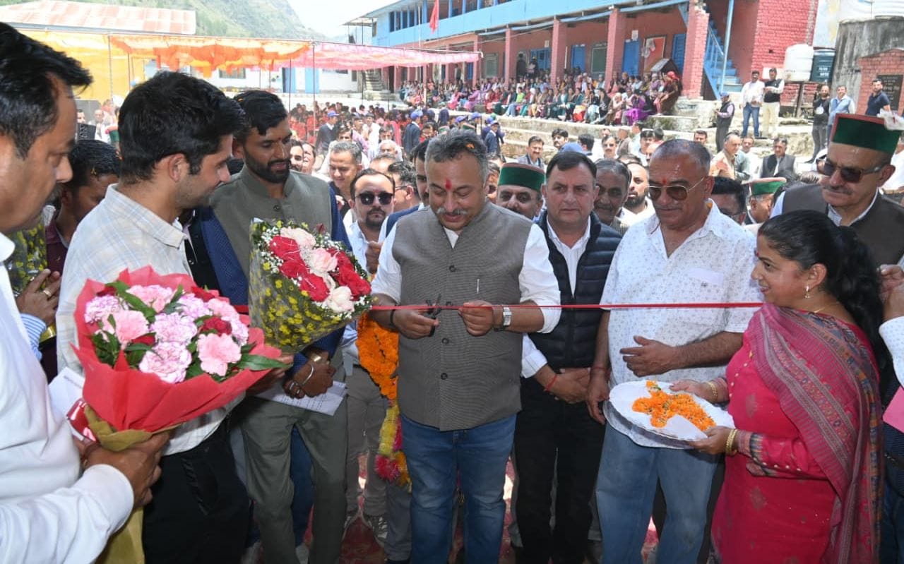 ठियोग के बगैण में स्कूल भवनों का लोकार्पण करते मंत्री रोहित ठाकुर। स्रोत : डीपीआरओ
